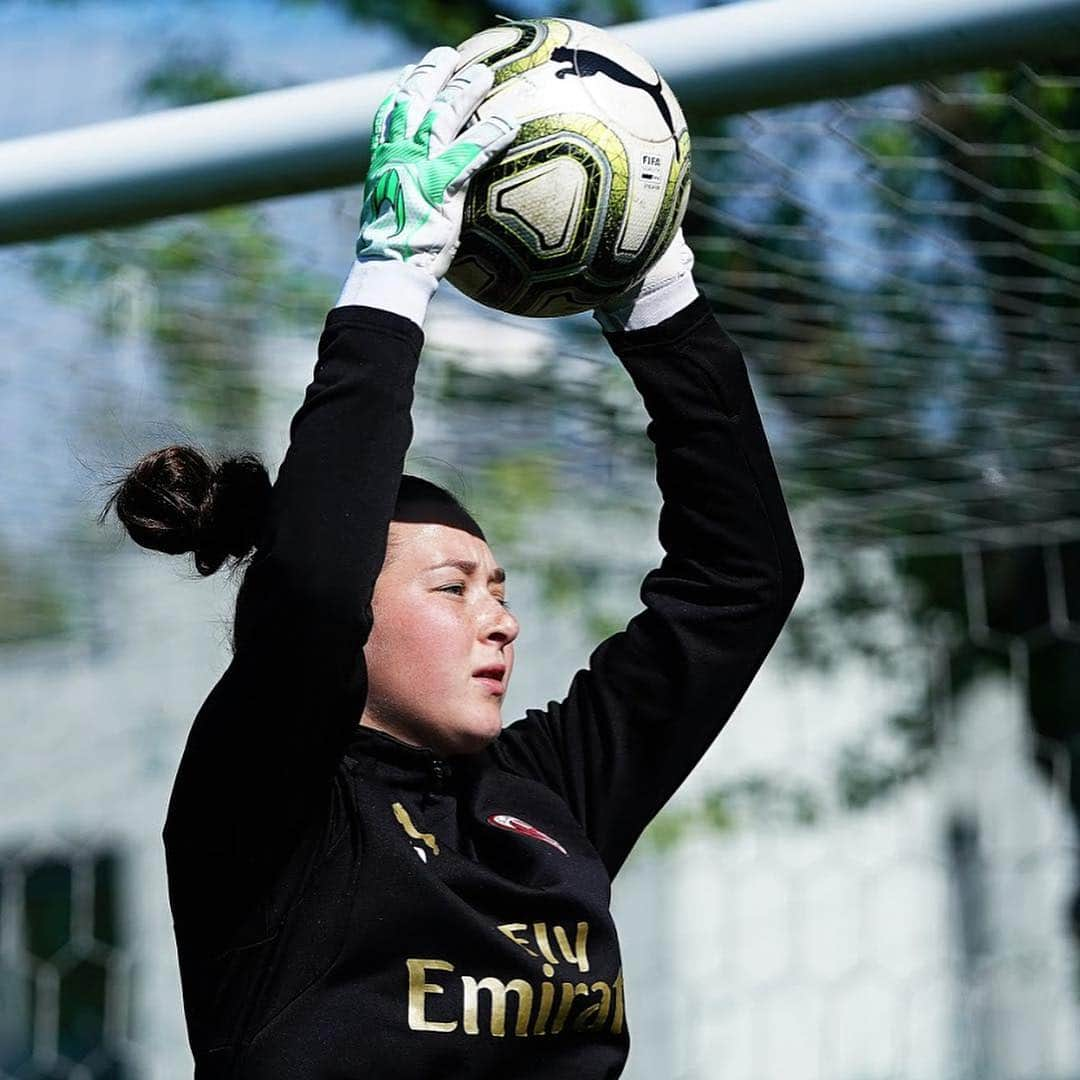 ACミランさんのインスタグラム写真 - (ACミランInstagram)「2 days to go to the semi-final second leg: #JuveMilan up next. C'mon, Rossonere! 💪🏼 #CoppaItaliaFemminile: -2 al ritorno della Semifinale con la Juve. Forza ragazze! ❤🖤 #ForzaMilan」4月15日 20時23分 - acmilan