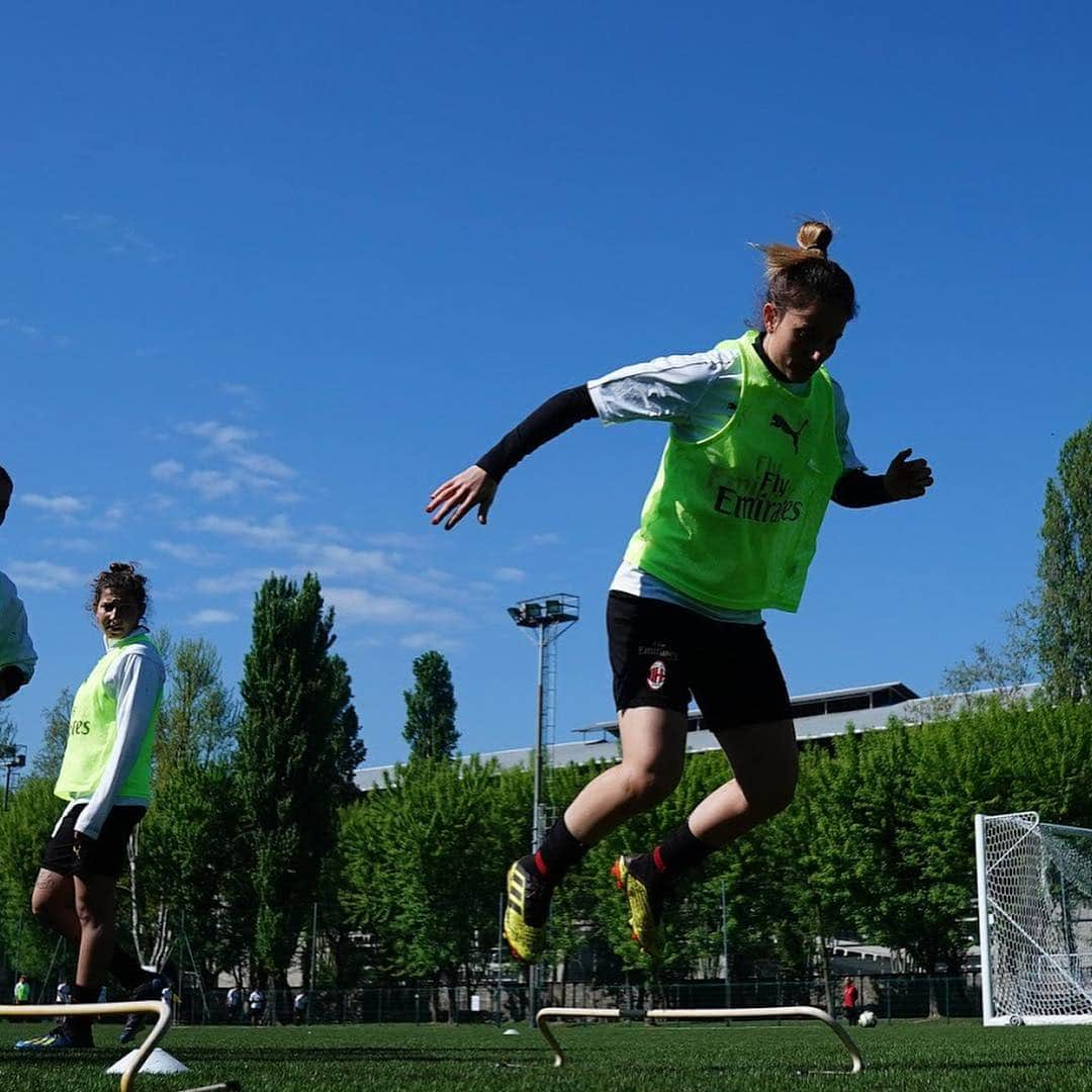 ACミランさんのインスタグラム写真 - (ACミランInstagram)「2 days to go to the semi-final second leg: #JuveMilan up next. C'mon, Rossonere! 💪🏼 #CoppaItaliaFemminile: -2 al ritorno della Semifinale con la Juve. Forza ragazze! ❤🖤 #ForzaMilan」4月15日 20時23分 - acmilan