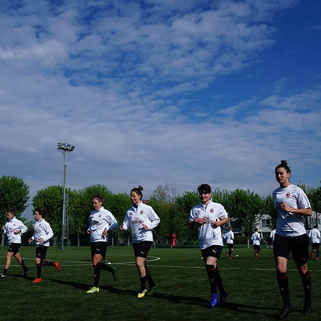 ACミランさんのインスタグラム写真 - (ACミランInstagram)「2 days to go to the semi-final second leg: #JuveMilan up next. C'mon, Rossonere! 💪🏼 #CoppaItaliaFemminile: -2 al ritorno della Semifinale con la Juve. Forza ragazze! ❤🖤 #ForzaMilan」4月15日 20時23分 - acmilan