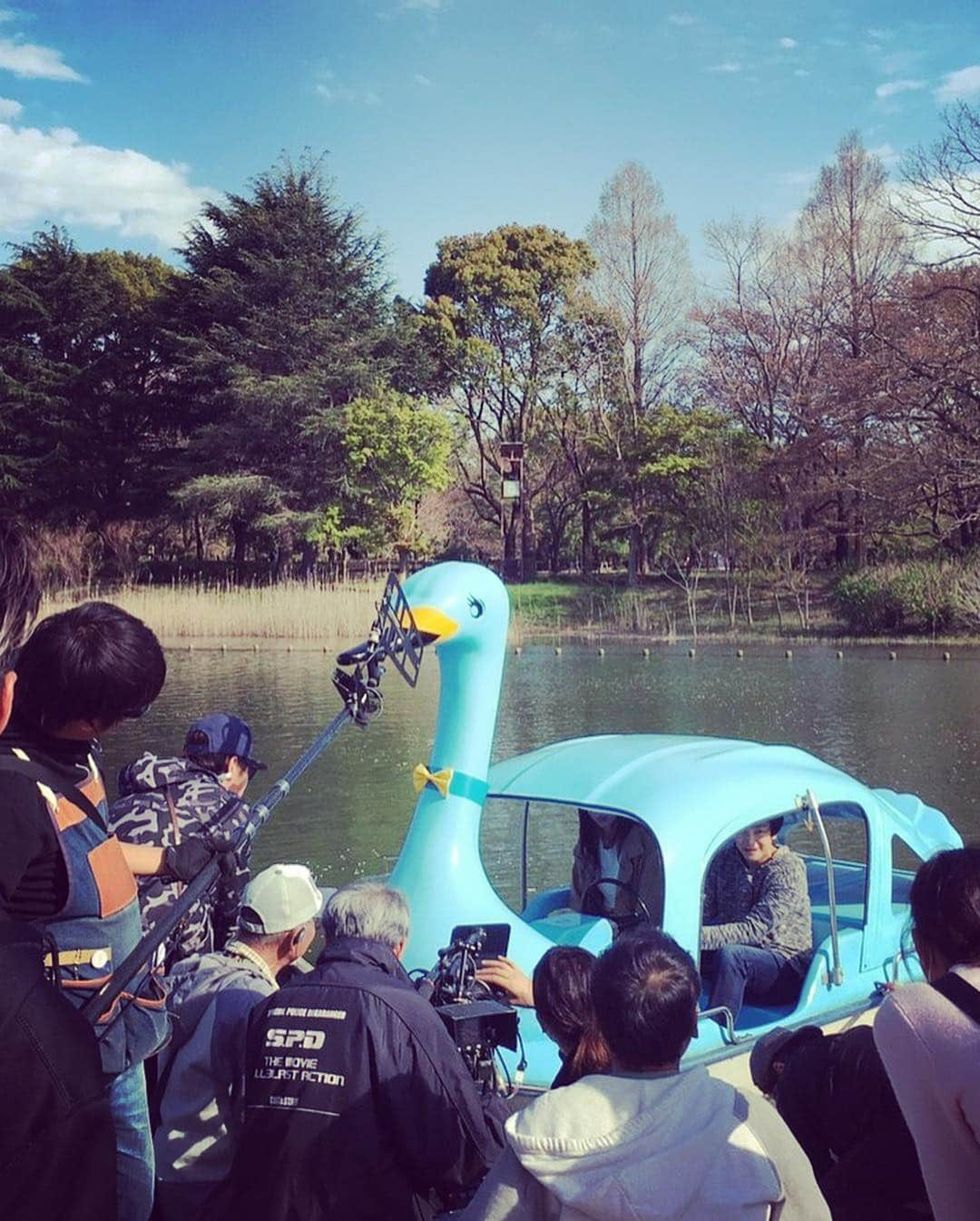 釈由美子さんのインスタグラム写真 - (釈由美子Instagram)「今日は柏の葉公園でロケをしていました  ぽかぽか陽気でよかったのですが 春は風が強い💨のがロケ泣かせですね (>_<) 柏の葉公園は初めて行きましたが  ついつい遊具を見ると  息子と遊びに来たくなっちゃう衝動に駆られます ( 〃▽〃) ❤️ 昼間はスワンボートを漕いでの撮影もありました  スワンボートは ソレイユの丘以来かな。  割と最近。  だから慣れたもんです (´ρ｀) 回想シーンの撮影だったので ロングヘアーバージョンです  つくづく、私はロン毛が似合わないと痛感。 (-_-) そして、ナイトシーンが終わって 無事、全ての出演シーンが撮り終えました‼︎ クランクアップってやつです🎬  監督の田村監督✨ もう何度もお世話になっているので とても楽しくて安心して挑めました。  今回の作品の役どころは 悪女でかなりぶっ飛んでいるので キレッキレなテンションです  おかしなことを、どれだけ真面目に 本気で演じきるかが大切だと言われていたので  監督を信じて、迷うことなく やりきることができました  きっと皆様にも、おもしろく観ていただけると思いますので 情報解禁を楽しみにしていてくださいね💕 (○´3`)ﾉ  今回のドラマは2話分の出演なので そのぶん、撮影期間もたっぷりでしたし  朝早いロケが続いたので 家族の協力にも助けられました🙏  ですが、終わってしまうと すごくすごく寂しくて  お地蔵さんでもいいから 毎回出演させてもらいたいな、と思えるほど  現場が楽しくて、ずっと通っていたい作品でした  2週間という短い間でしたが  お世話になりました スタッフ、キャストの皆様❤️ ありがとうございました✨  #クランクアップ #柏の葉公園」4月15日 20時17分 - yumikoshaku