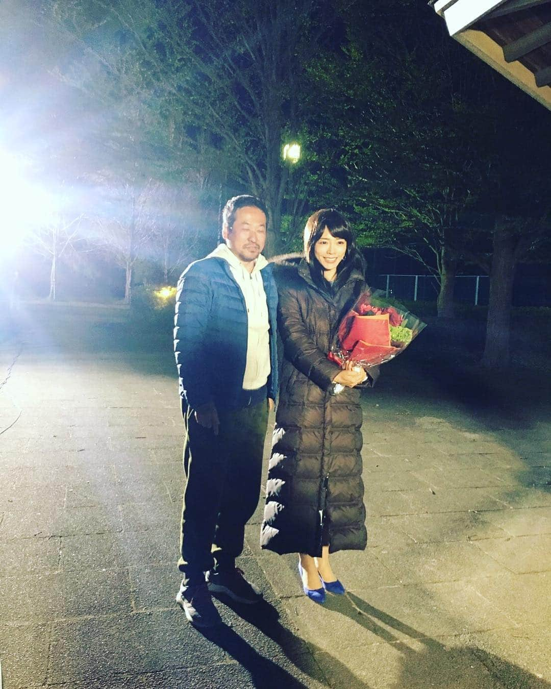 釈由美子さんのインスタグラム写真 - (釈由美子Instagram)「今日は柏の葉公園でロケをしていました  ぽかぽか陽気でよかったのですが 春は風が強い💨のがロケ泣かせですね (>_<) 柏の葉公園は初めて行きましたが  ついつい遊具を見ると  息子と遊びに来たくなっちゃう衝動に駆られます ( 〃▽〃) ❤️ 昼間はスワンボートを漕いでの撮影もありました  スワンボートは ソレイユの丘以来かな。  割と最近。  だから慣れたもんです (´ρ｀) 回想シーンの撮影だったので ロングヘアーバージョンです  つくづく、私はロン毛が似合わないと痛感。 (-_-) そして、ナイトシーンが終わって 無事、全ての出演シーンが撮り終えました‼︎ クランクアップってやつです🎬  監督の田村監督✨ もう何度もお世話になっているので とても楽しくて安心して挑めました。  今回の作品の役どころは 悪女でかなりぶっ飛んでいるので キレッキレなテンションです  おかしなことを、どれだけ真面目に 本気で演じきるかが大切だと言われていたので  監督を信じて、迷うことなく やりきることができました  きっと皆様にも、おもしろく観ていただけると思いますので 情報解禁を楽しみにしていてくださいね💕 (○´3`)ﾉ  今回のドラマは2話分の出演なので そのぶん、撮影期間もたっぷりでしたし  朝早いロケが続いたので 家族の協力にも助けられました🙏  ですが、終わってしまうと すごくすごく寂しくて  お地蔵さんでもいいから 毎回出演させてもらいたいな、と思えるほど  現場が楽しくて、ずっと通っていたい作品でした  2週間という短い間でしたが  お世話になりました スタッフ、キャストの皆様❤️ ありがとうございました✨  #クランクアップ #柏の葉公園」4月15日 20時17分 - yumikoshaku