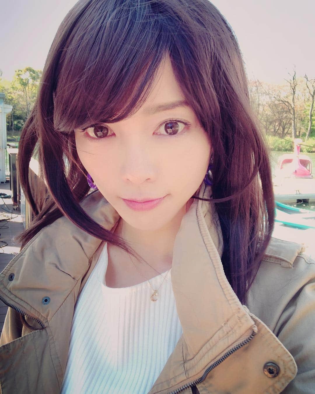 釈由美子さんのインスタグラム写真 - (釈由美子Instagram)「今日は柏の葉公園でロケをしていました  ぽかぽか陽気でよかったのですが 春は風が強い💨のがロケ泣かせですね (>_<) 柏の葉公園は初めて行きましたが  ついつい遊具を見ると  息子と遊びに来たくなっちゃう衝動に駆られます ( 〃▽〃) ❤️ 昼間はスワンボートを漕いでの撮影もありました  スワンボートは ソレイユの丘以来かな。  割と最近。  だから慣れたもんです (´ρ｀) 回想シーンの撮影だったので ロングヘアーバージョンです  つくづく、私はロン毛が似合わないと痛感。 (-_-) そして、ナイトシーンが終わって 無事、全ての出演シーンが撮り終えました‼︎ クランクアップってやつです🎬  監督の田村監督✨ もう何度もお世話になっているので とても楽しくて安心して挑めました。  今回の作品の役どころは 悪女でかなりぶっ飛んでいるので キレッキレなテンションです  おかしなことを、どれだけ真面目に 本気で演じきるかが大切だと言われていたので  監督を信じて、迷うことなく やりきることができました  きっと皆様にも、おもしろく観ていただけると思いますので 情報解禁を楽しみにしていてくださいね💕 (○´3`)ﾉ  今回のドラマは2話分の出演なので そのぶん、撮影期間もたっぷりでしたし  朝早いロケが続いたので 家族の協力にも助けられました🙏  ですが、終わってしまうと すごくすごく寂しくて  お地蔵さんでもいいから 毎回出演させてもらいたいな、と思えるほど  現場が楽しくて、ずっと通っていたい作品でした  2週間という短い間でしたが  お世話になりました スタッフ、キャストの皆様❤️ ありがとうございました✨  #クランクアップ #柏の葉公園」4月15日 20時17分 - yumikoshaku