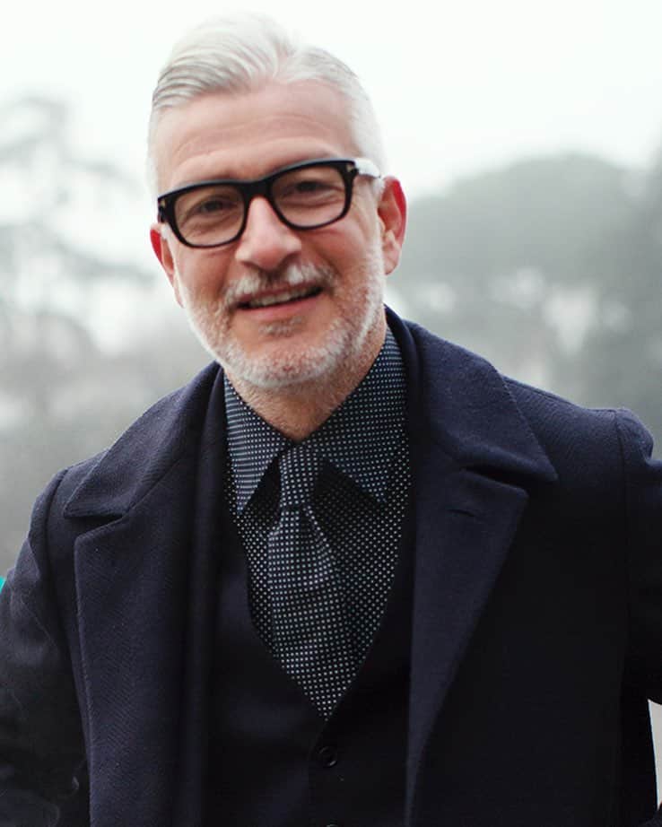 スコット・シューマンのインスタグラム：「That’s how to wear a shirt and tie today! Florence」