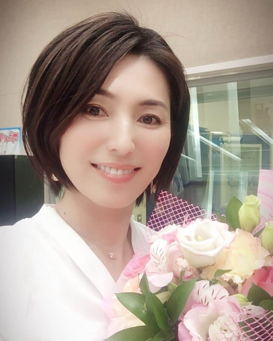 のインスタグラム：「月曜日はラジオ生放送‼️ ・ となりのラジオでした😆✨ ・ 素敵な花束にテンションあがります🎉カーネーションにピンクのバラ🌹 ・ フラワーデザイン競技会ジャパンカップの競技委員をしている阿部修一郎さんがゲストでした‼️フローリストの日本一に輝いた兵庫県の日坂明広さんに電話出演してもらい超緊張した私でした😓💦 ・ 日坂さんは7度目のチャンピオン✨挑戦しつづける勇気と作品への真摯な姿勢は会場内でも異次元の存在感でした。はっきり言って作品に向かう日坂さんの姿を実際に見られて感動😭涙です。レジェンド日坂さんおめでとうございます🎉 ・ そしてラジオ出演ありがとうございました‼ ・️ #となりのラジオ #四国放送 #アナウンサー #中山千桂子 #ラジオ #ジャパンカップ #花屋 #フローリスト #挑戦 #レジェンド #日坂明広 #日本一」