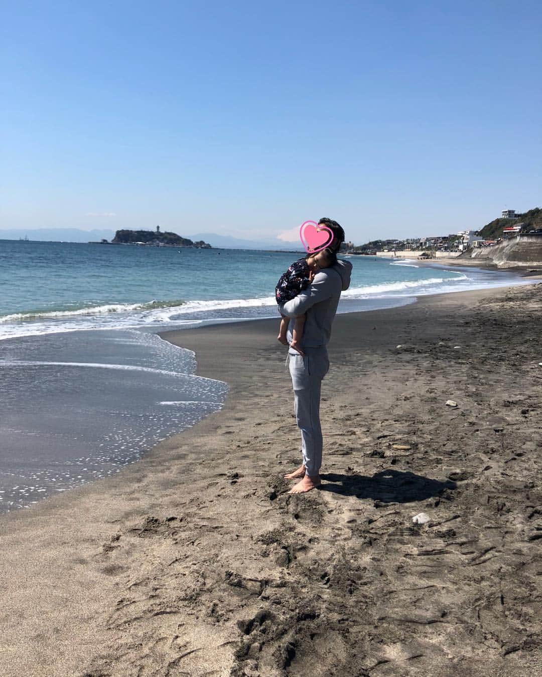 黒宮ニイナさんのインスタグラム写真 - (黒宮ニイナInstagram)「今日もいいお天気でしたね✨ 今週は暑くなるようで、段々公園も気持ちいい季節になってきました🌳☀️ * *  また海の写真☺️ やっぱり海に行くとやりたくなるカッコつけ写真😆 富士山🗻が凄く綺麗に見えてたな💓浜辺で遊んだ後は江の島まで渡ってしらすや魚貝を色々堪能できて大満足な1日でした😋  #mama #ママ #2児ママ #男の子ママ #女の子ママ #ママコーデ #ママファッション #お出かけ  #海 #ドライブ」4月15日 20時32分 - niina_pilates0827
