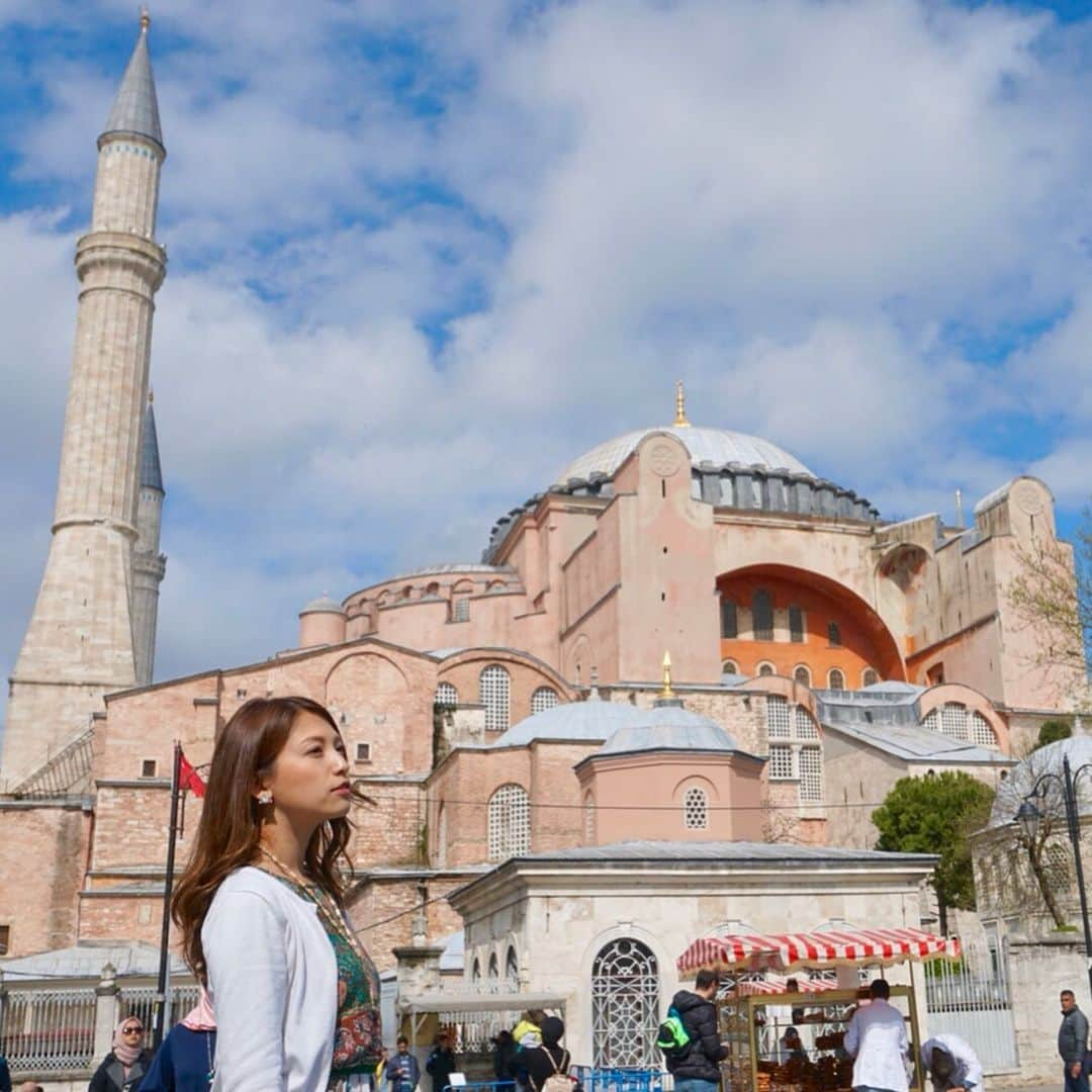 市原彩花さんのインスタグラム写真 - (市原彩花Instagram)「3カ国目はトルコ🇹🇷 塩振り王子と😎😘🤣 @nusr_et  さすが食事も美味しくて、楽しいお店だった😁🥩 . そして#アヤソフィア と#ブルーモスク と#ガラタ塔 🕌 ガラタ塔からは何十個もモスクが見えて面白い🕌✨ そしてケバブ屋さんもたくさん🥙 新市街は6店舗も繋がって並んでた🥙🥙🤣🥙🥙 でもケバブ屋のフニャフニャなハンバーガーにハマって2日で3個も食べた私🍔笑 特に美味しいってわけじゃないんだけど…笑 さすがにもういらない🤣 #トルコ#turkey#イスタンブール#İstanbul#ヌスレット#nusret#saltbae#sultanahmedmosque #ayasofya#galatakulesi#世界一周#世界一周旅行#世界一周航空券#海外旅行#旅行#プロトラベラー#trip#travel#スターアライアンス#staralliance#トルコ航空#turkishairlines . . Third country where I visited is Turkey🇹🇷😉」4月15日 20時27分 - ayaka_ichihara