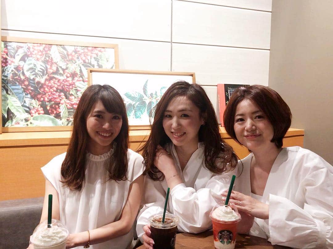 のインスタグラム：「. . . アシスタントNがバケーションから帰ってきたので、久しぶりの３人です🙌🏻✨ 今日は早速、引継ぎや報告・・・ そして打ち合わせ続きでした😅💦 . 合間に、新しくオープンした表参道ヒルズのスタバへ行ってきました！表参道はコーヒーショップが沢山ありますが、安定のスタバが会社ご近所にまた増えました❤︎ . 先週、Aveniretoileの告知が続いたと思うのですが、反響がとてもあり嬉しい忙しさでした！またタイムリーな情報やおすすめ情報など、しっかりと発信していけるように頑張ります🙌🏻 SNSをご覧下さった皆様、コメントやDM、お問い合わせ下さった皆様、 そして、購入してくださった皆様！ どうもありがとうございました😊❤️✨ . . . #スタバ #表参道ヒルズ  #strawberryverymuchfrappuccino  #ドリップコーヒー #春コーデ #ブラウスコーデ #ホワイトコーデ 今日はみんな #白 気分⤴︎⤴︎❤︎ #mid_press  #mid_official」
