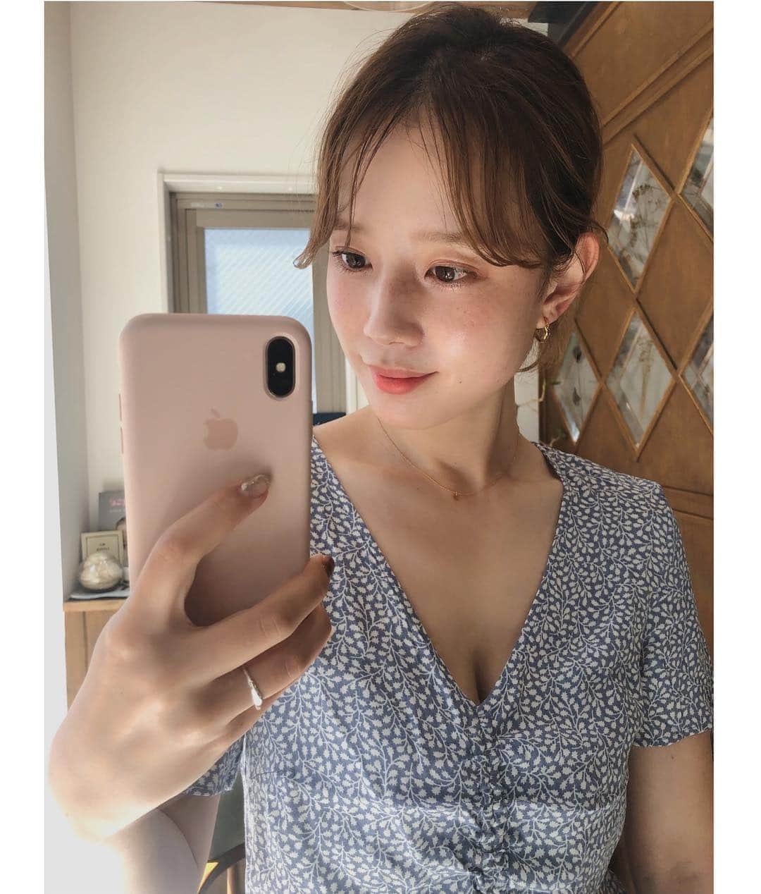 目見田早弥子のインスタグラム：「| Today 𖦊ັ @ryo_hair と撮影しました❣️ データもらったのでまた載せます🌸  先週 @bikatsushinkyuin で セルキュアやってもらったから 肌が乾燥しにくくなったしツルツル💛 ほんまにほんまにおすすめ！ ずっと乾燥からくる皮脂とかで Tゾーンべたつきやすかったけど 気にならない程度になってこれはもうびっくり... 何年も化粧品試しまくって 少しずつ少しずつ頑張ってたのに こんなにすぐ良くなるなんて😂 小顔マッサージもしてもらって 👨🏽に「全体的に小さくなった」って言ってもらえた◯ 先生いつもありがとう〜🌿」