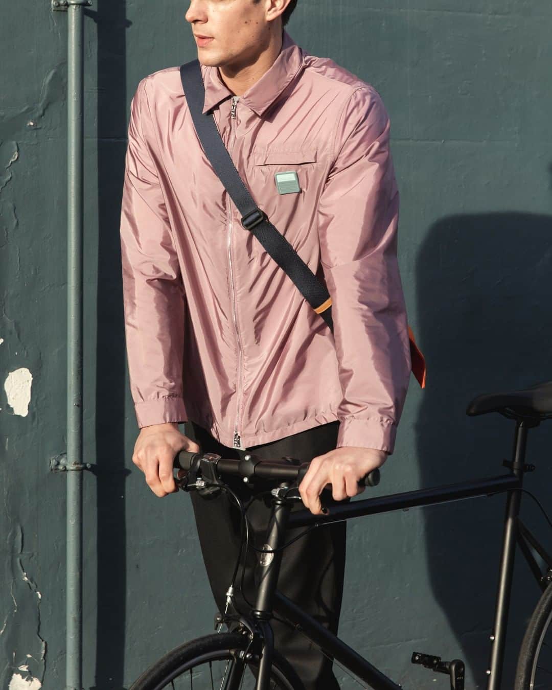 MR PORTERのインスタグラム：「Make every day a cycle to work day. 🚲⁣ -⁣ 🛒 Jacket @prada (1095738), bag @loewe (1123113), trousers @noongoons (1109104) available now on MR PORTER. Bike by @tokyobikelondon.⁣」