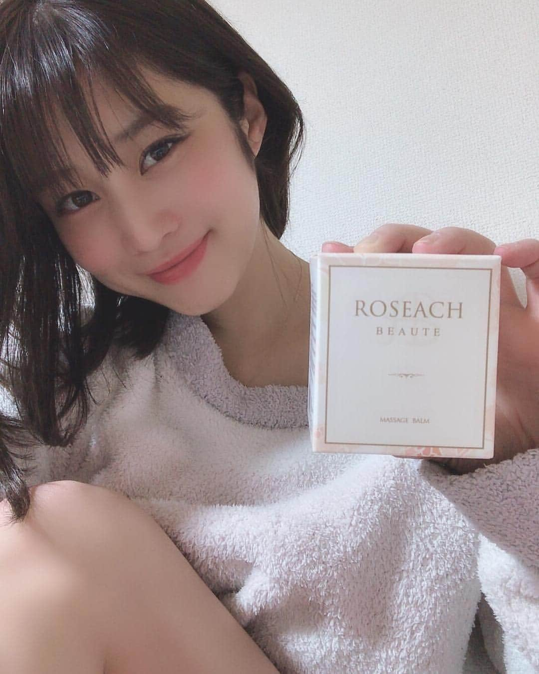 橘花凛さんのインスタグラム写真 - (橘花凛Instagram)「最近小顔マッサージにはまっているので、 #ROSEACH のマッサージバーム使ってみることにしたよん💕マッサージもできるしお肌にツヤと弾力ができるみたいなのでいっぱい試してみるぞ🤗 スキンケアとかお化粧とか大好き人間🧑 日々色々試して研究するのって楽しいよね💕 @bizessei #スキンケア #美容 #メイク #マッサージバーム #小顔 #マッサージ」4月15日 20時41分 - rintakahashi0809