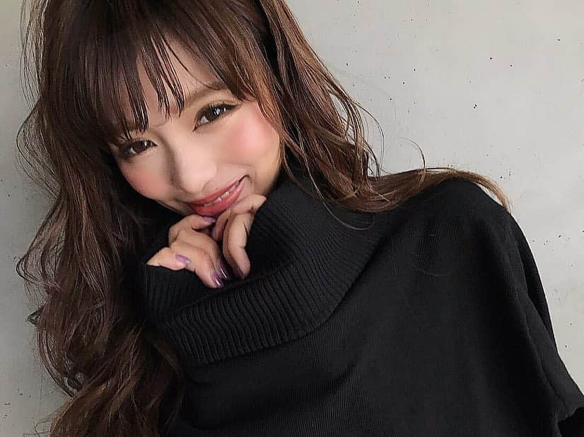 伊藤実祐さんのインスタグラム写真 - (伊藤実祐Instagram)「. . #成シストポーズ からの🙊💋 #成シストポーズ からの🙊💓 . #ごろうまるポーズ ... 🐒🏈？え、。 . . しぃてゆうて🙇‍♂️ww どれがタイプ？笑❤︎ . . タートルネックが必須な成シストポーズ もぅ次は冬までお預けかな😌🧣💭💜 . . 成さんデータいつもお気に入りたくさん！ さすが。@naruoka1222 . 次はムービーUPしよ ... 🤓🤭🎬💓 . . #なるおカラー #veil #タートルネック #沖縄 #沖縄旅行 #伊藤姉妹 #きよきよ旅 #リフレッシュ休暇 #サーターアンダギー 何個買お❤︎ #伊藤実祐 #いとうみゆ #みゆちゃい . . 明日から沖縄やのに、天気悪い🤢☂️ さすが。雨女。旅行は9割 雨。 .」4月15日 20時33分 - miyu.61