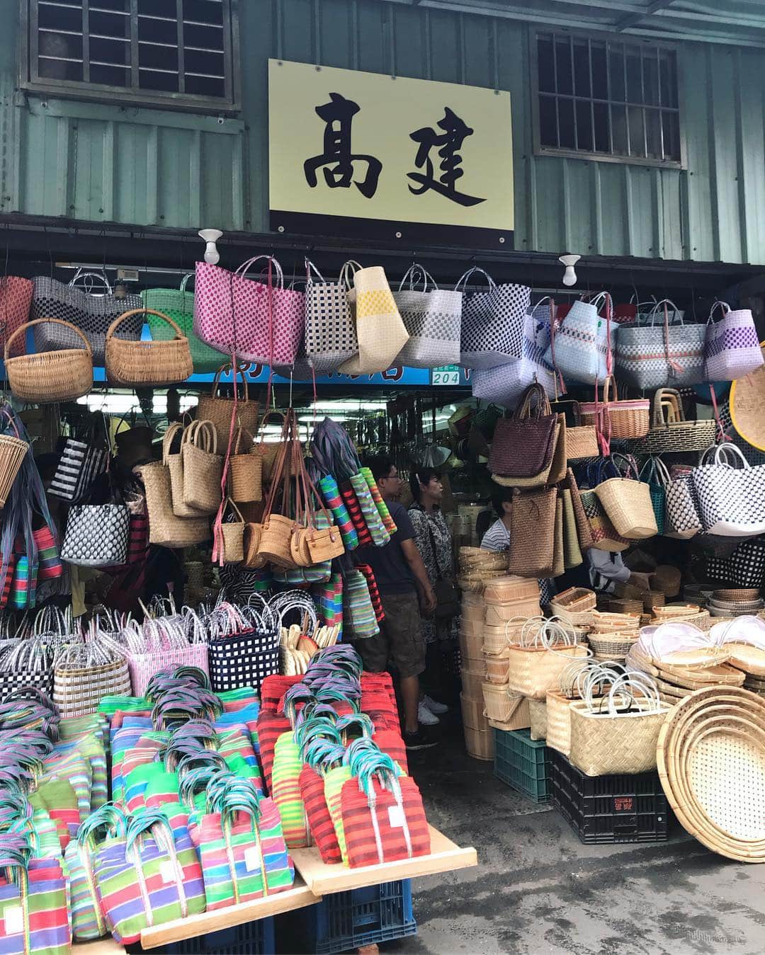 早坂香須子さんのインスタグラム写真 - (早坂香須子Instagram)「週末台湾 DAY2  ゆみえちゃんに紹介してもらった台湾に住むお友達、アニーちゃん @seebyanny と合流し、まずは数年ぶりの迪化街へ。  ここは漢方や乾物など食品、生地や調理器具などの昔ながらの問屋街。 最近ではレトロな街並みが注目され、ギャラリーやセレクトショップなどもオープンしているそう。  東京だと蔵前と築地と合羽橋が合わさった感じかなぁ。  迪化街ついてすぐに目に付いたのが、台北一の御利益があると言われている恋愛の神様「月下老人」をお祀りした霞海城隍廟。  シングルのアニーちゃんと私が「面倒だから」とお寺をスルーしようとしたら、既婚者かよちゃんに説得され、結局みんなで正式参拝。笑  縁結びと家庭円満をお祈りさせて頂きました。  そして街を ぶらぶらして高建桶店へ。  ここで買った大きな籠バッグが、この後大活躍するのです〜。 ．  #週末旅行 #週末台北 #台北 #台湾 #迪化街 #縁結び #身体の中から綺麗になる台湾 #香須子旅 #かよちゃんのトップスとスカート #私の靴とボトムとバッグは @plan_c_official」4月15日 20時34分 - kazukovalentine