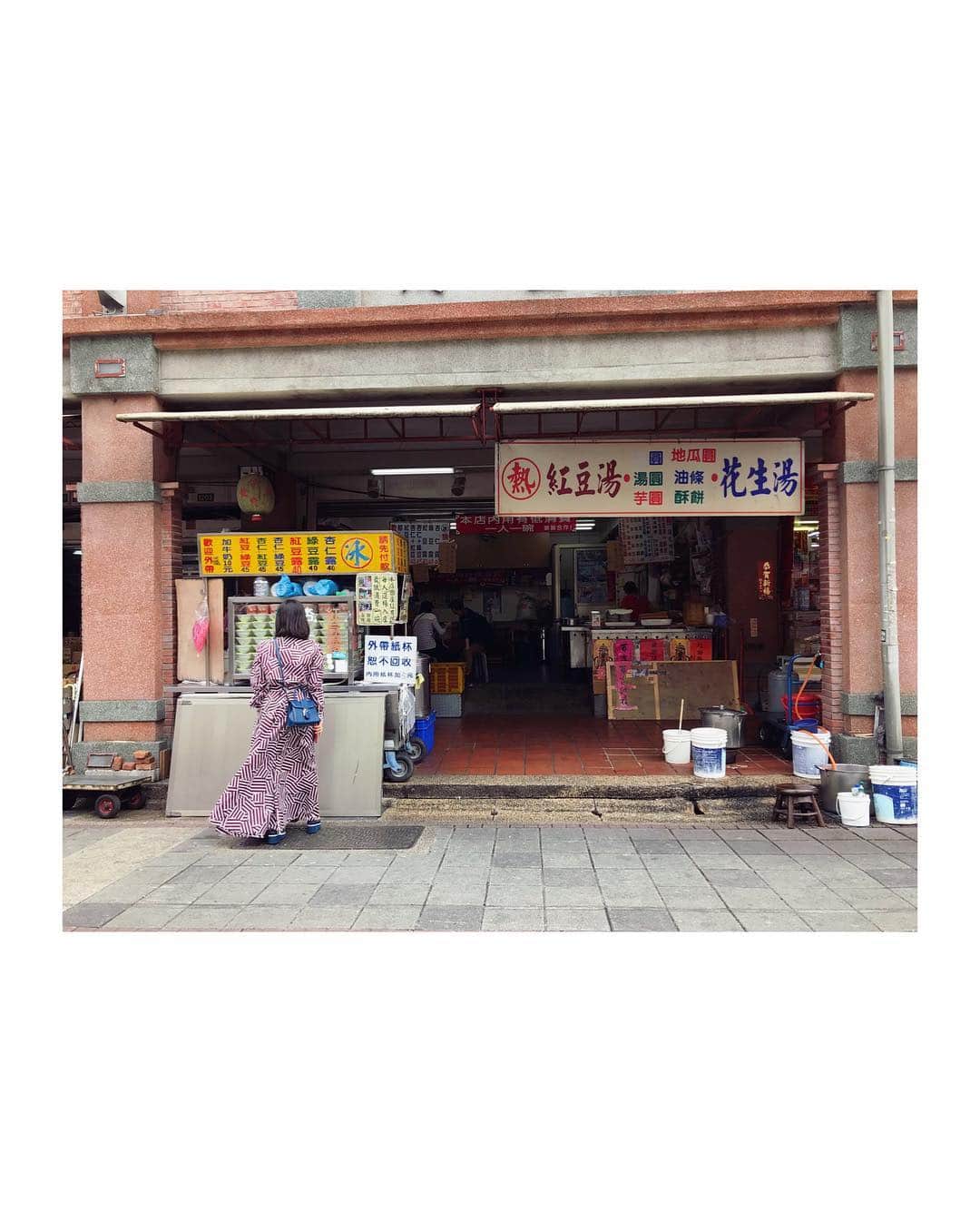 早坂香須子さんのインスタグラム写真 - (早坂香須子Instagram)「週末台湾 DAY2  ゆみえちゃんに紹介してもらった台湾に住むお友達、アニーちゃん @seebyanny と合流し、まずは数年ぶりの迪化街へ。  ここは漢方や乾物など食品、生地や調理器具などの昔ながらの問屋街。 最近ではレトロな街並みが注目され、ギャラリーやセレクトショップなどもオープンしているそう。  東京だと蔵前と築地と合羽橋が合わさった感じかなぁ。  迪化街ついてすぐに目に付いたのが、台北一の御利益があると言われている恋愛の神様「月下老人」をお祀りした霞海城隍廟。  シングルのアニーちゃんと私が「面倒だから」とお寺をスルーしようとしたら、既婚者かよちゃんに説得され、結局みんなで正式参拝。笑  縁結びと家庭円満をお祈りさせて頂きました。  そして街を ぶらぶらして高建桶店へ。  ここで買った大きな籠バッグが、この後大活躍するのです〜。 ．  #週末旅行 #週末台北 #台北 #台湾 #迪化街 #縁結び #身体の中から綺麗になる台湾 #香須子旅 #かよちゃんのトップスとスカート #私の靴とボトムとバッグは @plan_c_official」4月15日 20時34分 - kazukovalentine