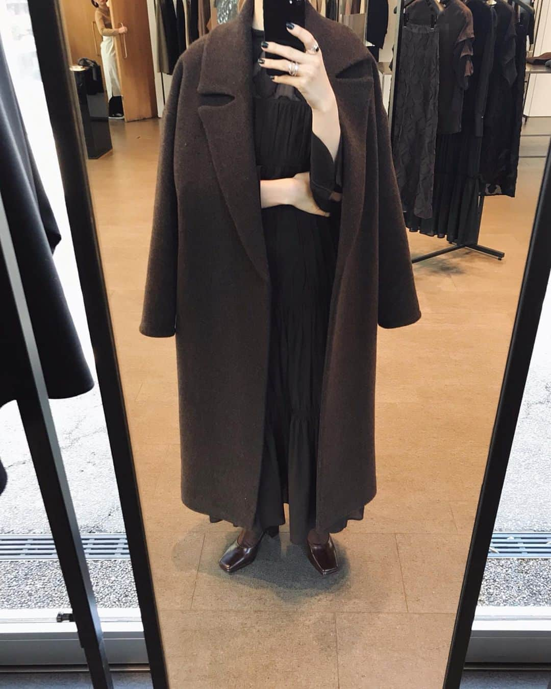 中村真里さんのインスタグラム写真 - (中村真里Instagram)「.﻿ 【19FW relax loose gown coat】﻿ ﻿ サスティナビリティで注目の再生ウールを﻿ 使用した二重織の生地を使用し、﻿ 去年あっという間に完売した﻿ relax loose gown coatを製作しました。﻿ ﻿ 今回は経糸にtopを選ぶことで﻿ ソリッドカラーでも深みのある色に仕上げ﻿ ベルトを内側に収納できるデザインに◎﻿ ﻿ カラーリングはブラウン、ライトベージュ、﻿ ブラックのご用意です。﻿ ﻿ RIM.ARK 19F/W COAT COLLECTION﻿﻿ 明日(4/16 10:00〜) online store &﻿ 福岡UNION SODA にて﻿ 今季のアウター先行受注をスタート✔︎﻿ ﻿ #RIMARK#RIMARK_19FWRelaxloosegowncoat」4月15日 20時34分 - _marinakamura_