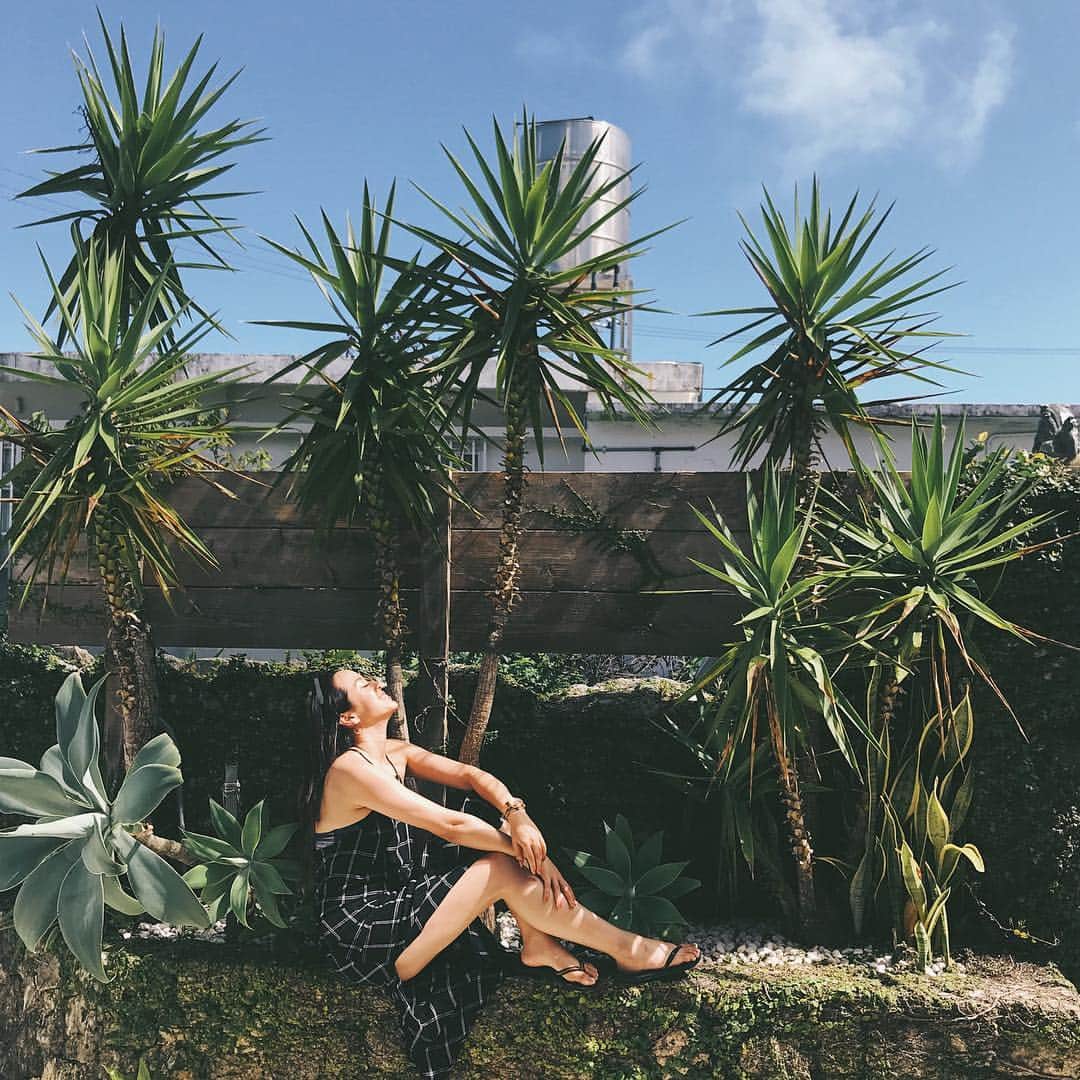 Tattyのインスタグラム：「沖縄、本島にお邪魔してます🥺🙏🏝✨ 夜の沖縄は気持ちの良いやわらかい風が吹いて とっても心地が良い😌 街灯もオレンジ色が多いからかな、 気候も似てるし来るたびコロンビアでの夜を思い出す💭  香りや温度、湿度、風景とかとか… 自分の思い出とリンクする事があると その場所って心地よく感じるし近くも感じる😌 あぁ〜気持ちいい〜🏝 .  ちょっとお休みいただきます🙇‍♂️✨ #沖縄」