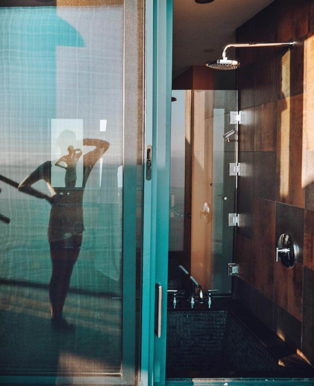 ケルシー・ロビンソンさんのインスタグラム写真 - (ケルシー・ロビンソンInstagram)「Wishing every Monday was spent at @postranchinn with this dreamy shower leading to our balcony overlooking the ocean... ✨」4月15日 20時35分 - krobin32