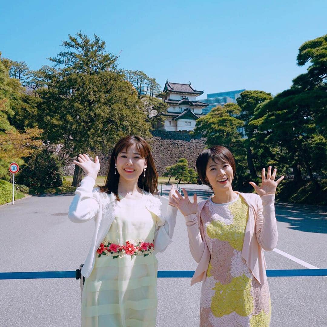 村井美樹さんのインスタグラム写真 - (村井美樹Instagram)「東京スポーツ新聞「歴女がいく！えり好みみきき旅」今回のテーマは元号。ポーズは「レイ わっ！」😆 . 新元号の「令和」や元号の歴史についてあれこれ語っています。場所は元号にちなんで、皇居乾通り桜の通り抜けへ。 . そして今回で「えり好み みきき旅」はなんと最終回…！😭 . 仲良しの小日向えりちゃんとのお仕事、楽しかったのに、寂しい…💦 . 最後は長らくお世話になった東スポの記者さんと、えりみき旅御用達のお店、ホテルニューオオタニのレストラン、ガンシップへ。 . またなにかの機会にご一緒できるといいなぁ。 . 春っぽいレースのワンピースは酒井景都ちゃんデザインの @andcurtaincall のものです💕  #えり好みみきき旅 #えりみき旅 #村井美樹 #小日向えり #東京スポーツ新聞 #新元号 #令和 #andcurtaincall」4月15日 20時44分 - miki_murai_