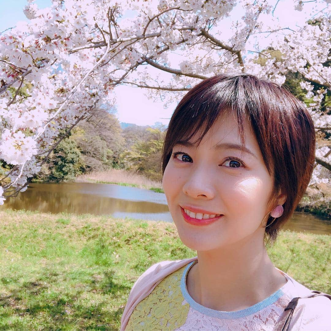 村井美樹さんのインスタグラム写真 - (村井美樹Instagram)「東京スポーツ新聞「歴女がいく！えり好みみきき旅」今回のテーマは元号。ポーズは「レイ わっ！」😆 . 新元号の「令和」や元号の歴史についてあれこれ語っています。場所は元号にちなんで、皇居乾通り桜の通り抜けへ。 . そして今回で「えり好み みきき旅」はなんと最終回…！😭 . 仲良しの小日向えりちゃんとのお仕事、楽しかったのに、寂しい…💦 . 最後は長らくお世話になった東スポの記者さんと、えりみき旅御用達のお店、ホテルニューオオタニのレストラン、ガンシップへ。 . またなにかの機会にご一緒できるといいなぁ。 . 春っぽいレースのワンピースは酒井景都ちゃんデザインの @andcurtaincall のものです💕  #えり好みみきき旅 #えりみき旅 #村井美樹 #小日向えり #東京スポーツ新聞 #新元号 #令和 #andcurtaincall」4月15日 20時44分 - miki_murai_