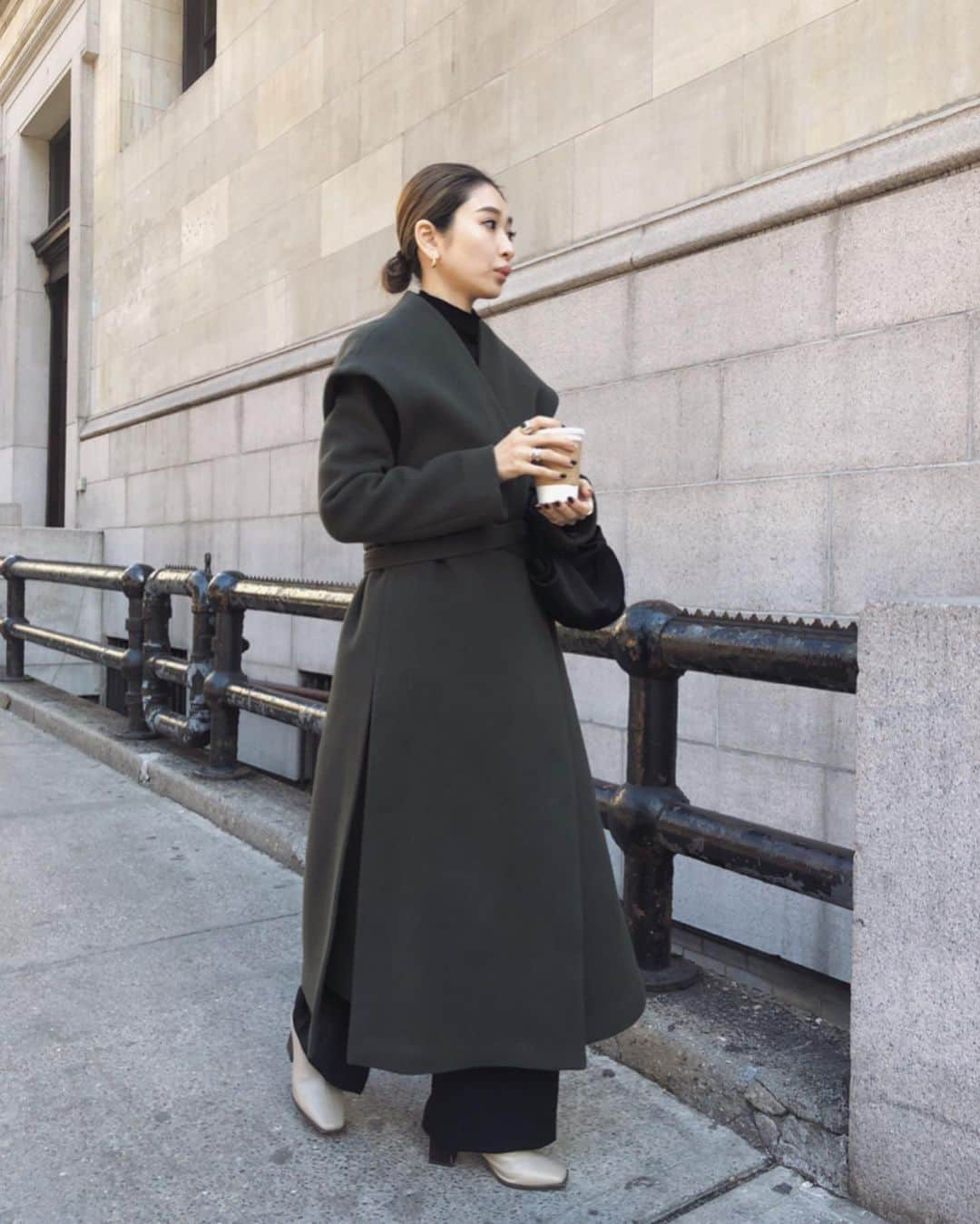 中村真里さんのインスタグラム写真 - (中村真里Instagram)「.﻿ 【2way wool gillet coat】﻿ ﻿ 主役となるコートとジレのドッキングは﻿ 他には中々無いRIM.ARKならではの提案。﻿ ﻿ それぞれ、ジレとスタンダードコート﻿ 別々に着用できますが 重ねても着用可能な﻿ 2way wool gillet coat。﻿(スワイプしてね) ﻿ 共ベルトでのウエストマークも前で﻿ 交差させてからボタンで留める仕様で、﻿ バックスタイルにも拘り スタイリッシュに﻿ 着て頂ける一枚です。﻿ ﻿ 素材はウールとナイロンの混紡糸を使い、﻿ ウール100%より軽さを出し ふんわりと﻿ 空気を含ませた二重織りの生地を仕様しています。﻿ ﻿ カラーリングはカーキとブラックの２色です！﻿ ﻿ ※画像の商品はサンプルです。﻿ 実際の商品と仕様、加工、サイズが若干異なる 場合がございます。﻿ ﻿ 明日(4/16 10:00〜) online store &﻿ 福岡UNION SODA にて﻿ 今季のアウター先行受注をスタート✔︎﻿ ﻿ #RIMARK」4月15日 20時42分 - _marinakamura_