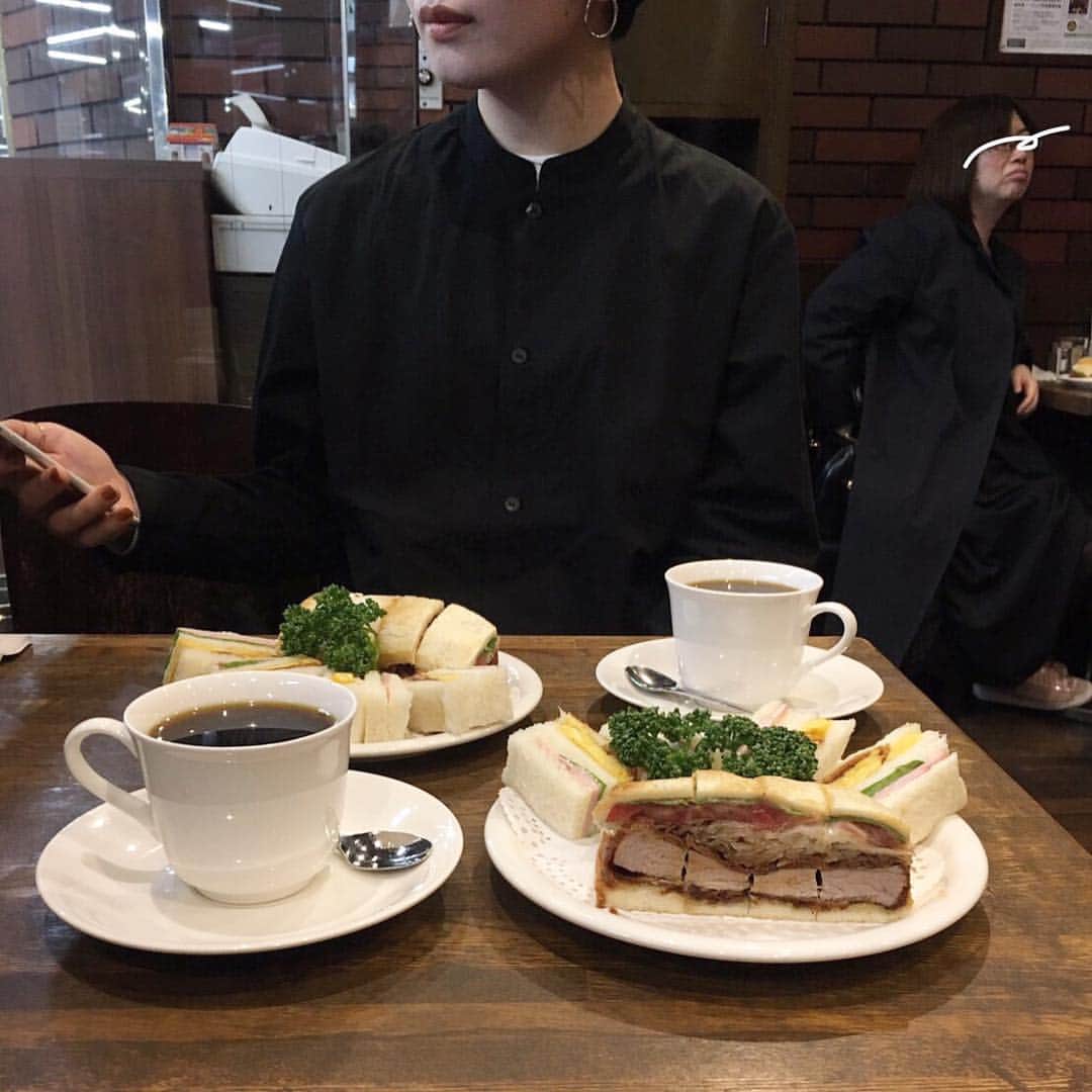 __784__さんのインスタグラム写真 - (__784__Instagram)「. 雨降りの日曜日、ゆうこちゃんとSLOW DAYSへ。 早めに行って、ニューアストリアでモーニング☕️カツサンドとミックスサンドを半分こ。さくさくジューシーで美味しかったな。 お店のおじさま達はみんな黙々と仕事していて格好よかった👨🏻‍🦳 . #喫茶店探訪記」4月15日 20時38分 - ___nk1029