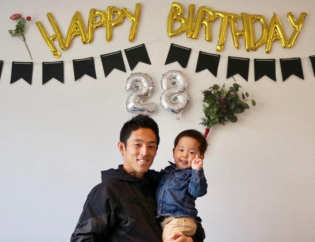 森岡亮太さんのインスタグラム写真 - (森岡亮太Instagram)「先日、28歳の誕生日を迎えました！﻿ 27歳の一年はケガもあり、いいコンディションでプレーできない時期が長く、満足のいくシーズンではありませんでした。が、28歳の一年は今までで一番成長できたと言えるような一年にします！驚くくらい成長の早い息子に負けないように頑張ります💪💪💪﻿ ﻿ ﻿ ﻿ It was my 28th birthday a few days ago. Last year due to injury I was frustrated and disappointed that I could not play as I wanted so the season was incredibly difficult for me personally. This year I am determined to play at my absolute best for my career. It is my ambition and my passion to do so. My son inspires me as he himself grows with a love of the game.﻿ ﻿ ﻿ ﻿ #息子﻿ #もうすぐ﻿ #2歳﻿ #子どもの﻿ #成長スピード﻿ #早すぎる﻿ #28歳﻿ #負けへん﻿」4月15日 20時38分 - ryota_morioka