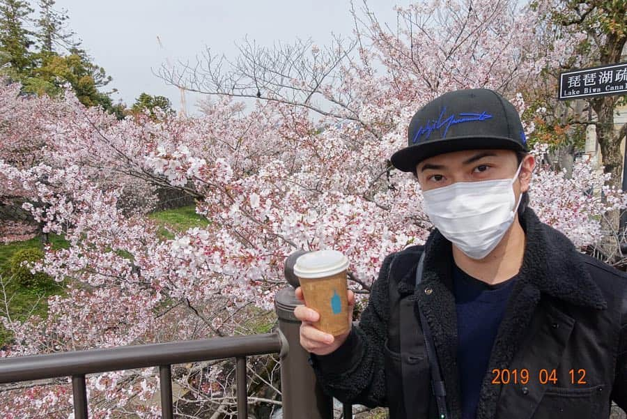 勝地涼さんのインスタグラム写真 - (勝地涼Instagram)「京都のおもひで🌸 ゴリラの親子のように仲良くやってこーな👶🤝👨 護王神社で足腰強くなれよと願い🦶🙏 車折神社でやっと写真撮れたのに 俺指してるの、、福くん🙄👆 #京都動物園 🦍 #護王神社 🐗 #車折神社 👫」4月15日 20時39分 - ryo.katsuji.official