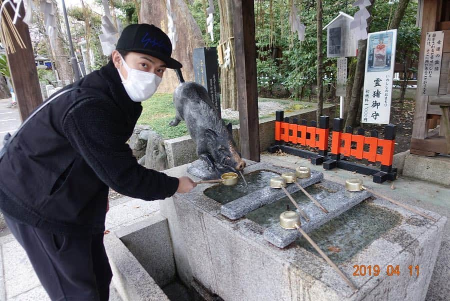 勝地涼さんのインスタグラム写真 - (勝地涼Instagram)「京都のおもひで🌸 ゴリラの親子のように仲良くやってこーな👶🤝👨 護王神社で足腰強くなれよと願い🦶🙏 車折神社でやっと写真撮れたのに 俺指してるの、、福くん🙄👆 #京都動物園 🦍 #護王神社 🐗 #車折神社 👫」4月15日 20時39分 - ryo.katsuji.official