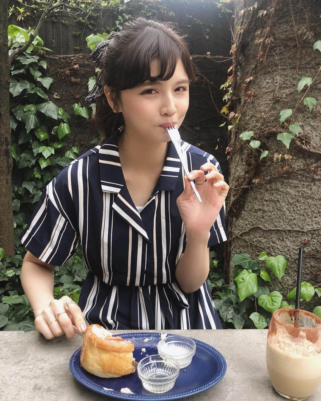 村田倫子さんのインスタグラム写真 - (村田倫子Instagram)「パンとエスプレッソとでモーニング☀︎ ハニートーストは、 絶品すぎて顔がとろけました…。 ここの食パン、ムーもだいすきです。 . だいすきな食パン企画の撮影。 mina５月号 (@mina.magazine )おたのしみに🍞 あぁ、パンをたべると満たされます。 この日の#りんこーで は @urs_official のストライプワンピです。 ストーリーにあげたとき質問きてたので☺︎ (ありがとう) #食べりんログ #パンとエスプレッソと  #mina #code #食パン #urs_styling #リボン付き半袖シャツワンピース  #urs_official #ユアーズ」4月15日 20時50分 - rinco1023