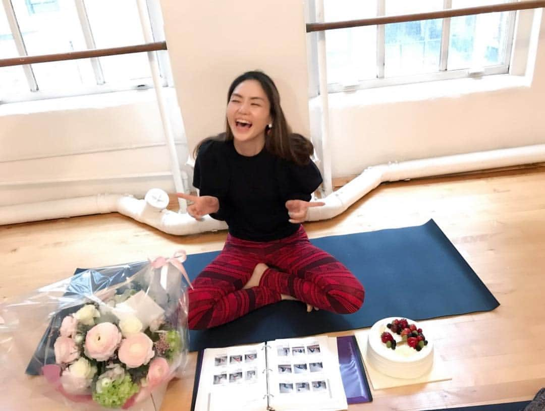 石村友見さんのインスタグラム写真 - (石村友見Instagram)「サプライズ☆お誕生日 . ニューヨーク・ヨガ留学 @bodytoneny の講座中に、 . 元劇団四季で ライオンキング出演していた 後輩にあたる @saeka_ekuni  ちゃんが、 . 突然 . . 「なぁーーーーー〜つぃごんにゃ〜」 . と、ものすごく 透き通る綺麗なこえで 叫び始めたのでビックリ🤣 プロだからうますぎです(笑) . あんなに びくっとしたのは 何年振りだろうか😂 (その証拠はビデオに📹) . . 毎年、生徒さんに お祝いして頂けることが 本当にうれしくて。 ついついまたサプライズに だまされてしまいます。 . ケーキやお花、 バラっバラのダンスをしてくれた🤣 @yukari30_yoga  @haato.yoga  @chez_teja  @hirogram079  @tsukinyc @lovemyprettyfairy  @uenoaoyama  の皆さんありがとう！ 42歳になりました。 . 今年は私にとってチェンジの年！ 留学生の皆さんと、 そしてゼロトレを通して 日本中、世界中の方の 心と体の健康を チェンジすべくお仕事に 愛と熱意をもって 頑張りたいと思います。 . みなさま たくさんの愛を ありがとうございました🌸 がんばります！ . ——————— #サプライズ #ニューヨークヨガ留学 #ニューヨーク #資格 #石村友見 #海外 #誕生日プレゼント #birthdaypresent #happybirthday #nyc #ゼロトレ #yoga #ヨガ #ヨガインストラクター #花 #ケーキ #surprise #newyork #トレーニング」4月15日 20時45分 - tomomi.ishimura