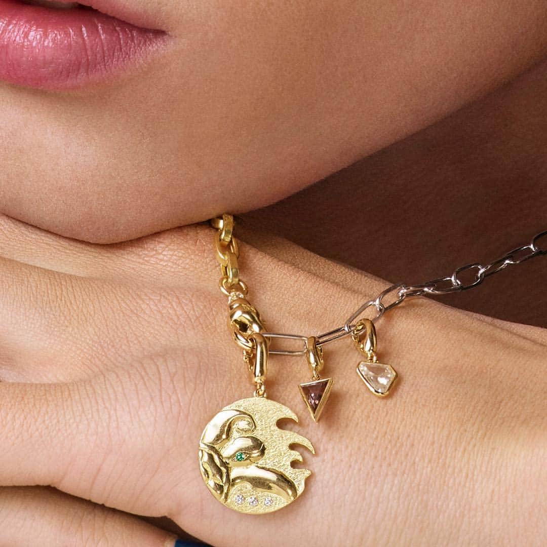 のインスタグラム：「What’s your spirit animal? 🐢 attributes longevity, wealth and patience. I definitely need to learn how to be patient 🤭🤯 Don’t forget to add your diamond and sapphire charms as well 💎  @milamorejewelry はチャームが自由自在につけられて、遊び心がいっぱい✨ダイヤとサファイアのチャームがパンチ効いてる🤩」