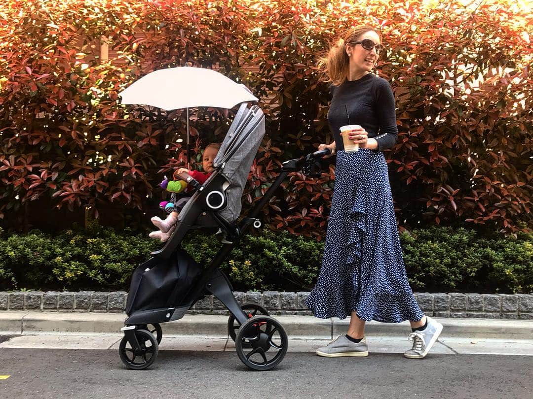 太田エイミーのインスタグラム：「Beautiful spring day 🌷 perfect for a walk with the new stroller. In love with the #stokkexploryv6 . . . . . . . . . #stokkejapan #stokke @stokkejapan #stokkestroller #stroller #xplory #xploryv6 @stokkebaby #polkadot #parosol #babyfashion #babystroller #momfashion skirt from @lulus shoes @comptoirdescotonniers @comptoirdescotonniers_japan #ストッケ #エクスプローリー」