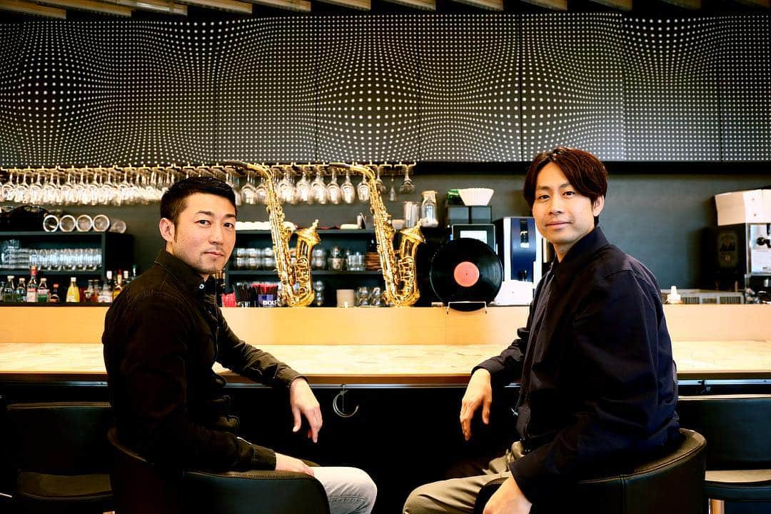 DJ Komoriさんのインスタグラム写真 - (DJ KomoriInstagram)「大先輩のDJ HASEBEさんと「平成の洋楽振り返り対談」させていただきました！！﻿ 聞き手役はライターの渡辺志保ちゃん！ ﻿ （プロフィールに記事Link有り） ﻿ DJ HASEBE × DJ KOMORI スペシャル対談 ～平成のDJ、クラブ、音楽を語り尽くす | Special | Billboard JAPAN﻿ ﻿ そしてそして、4/26 Fri に 日比谷ビルボードカフェ & ダイニングで開催❗️﻿ “FLASH BACK FRIDAY”﻿ supported by 平成洋楽 Sony Music  日時：2019年4月26日（金）19:00開場/開演（～22:30終了／23:00閉店） - 会場：ビルボードカフェ＆ダイニング（東京都千代田区有楽町1-1-2東京ミッドタウン日比谷3F） - 入場FREE（※入場時に1drinkチケット￥500が必要となります。） - 出演：DJ HASEBE、DJ KOMORI - 詳細：http://www.billboard-live.com/cafe/event/#FBF  エントランスフリー＆夕方帯の時間帯なので、ガッツリ遊べる方も仕事帰りにフラッと来れる方もぜひぜひ✨🕺💃﻿ ﻿ #djhasebe ##oldnick #djkomori #bitzcam #sugarbitz #bilbboardjapan #billboardtokyo #billboardcafedining #hibiyamidtown #日比谷ミッドタウン」4月15日 20時52分 - djkomori