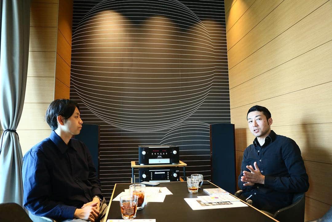 DJ Komoriさんのインスタグラム写真 - (DJ KomoriInstagram)「大先輩のDJ HASEBEさんと「平成の洋楽振り返り対談」させていただきました！！﻿ 聞き手役はライターの渡辺志保ちゃん！ ﻿ （プロフィールに記事Link有り） ﻿ DJ HASEBE × DJ KOMORI スペシャル対談 ～平成のDJ、クラブ、音楽を語り尽くす | Special | Billboard JAPAN﻿ ﻿ そしてそして、4/26 Fri に 日比谷ビルボードカフェ & ダイニングで開催❗️﻿ “FLASH BACK FRIDAY”﻿ supported by 平成洋楽 Sony Music  日時：2019年4月26日（金）19:00開場/開演（～22:30終了／23:00閉店） - 会場：ビルボードカフェ＆ダイニング（東京都千代田区有楽町1-1-2東京ミッドタウン日比谷3F） - 入場FREE（※入場時に1drinkチケット￥500が必要となります。） - 出演：DJ HASEBE、DJ KOMORI - 詳細：http://www.billboard-live.com/cafe/event/#FBF  エントランスフリー＆夕方帯の時間帯なので、ガッツリ遊べる方も仕事帰りにフラッと来れる方もぜひぜひ✨🕺💃﻿ ﻿ #djhasebe ##oldnick #djkomori #bitzcam #sugarbitz #bilbboardjapan #billboardtokyo #billboardcafedining #hibiyamidtown #日比谷ミッドタウン」4月15日 20時52分 - djkomori