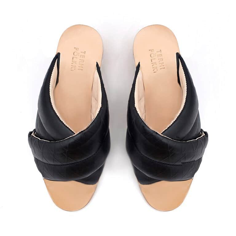 テーリポルキさんのインスタグラム写真 - (テーリポルキInstagram)「CROSS Puffer Slide 🎧  Open toe, a slip-on style, cross straps and leather soles #ss19 #spring2019 #finnishdesign #sustainablefashion #shoes #sandals #terhipölkkistore #pufferslide #TERHIPÖLKKI」4月15日 20時52分 - terhipolkkishoes