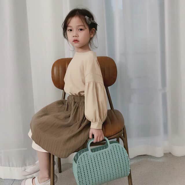 子供服のbig foRE:stさんのインスタグラム写真 - (子供服のbig foRE:stInstagram)「. バルーンスリーブカットソー . こんばんは、あーちゃんです☆ 先日の寒の戻り、寒すぎてストーブの前から離れられませんでした(・・;) . 寒さを吹っ飛ばせ！ あったかくなった春陽気に着たいこちら☆ ３色展開の淡い色味がなんとも春らしい🌸 フリル袖が可愛さをplus★ 夏にも着れる生地感なので季節ごとのコーデも楽しめそうですね♪ . . #子供服 #キッズコーデ #韓国子供服 #kidscode #outfit #おでかけコーデ#海外子供服  #おしゃれさんと繋がりたい #kidsjapan #セレクトショップ #女の子コーデ  #男の子コーデ#女の子ママ#男の子ママ#インポート#ママリ #コドモノ #ベビフル#お洒落さんとつながりたい#ママハグ#ninas#バルーンスリーブ」4月15日 20時52分 - olpemi_