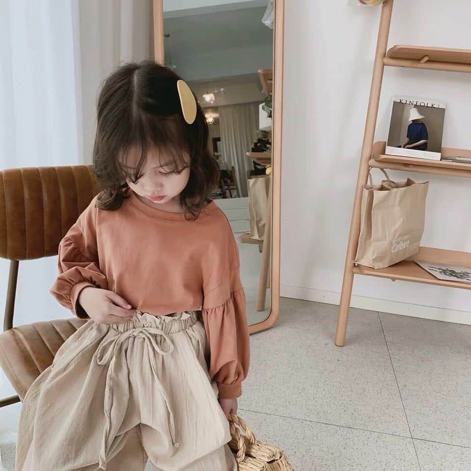 子供服のbig foRE:stさんのインスタグラム写真 - (子供服のbig foRE:stInstagram)「. バルーンスリーブカットソー . こんばんは、あーちゃんです☆ 先日の寒の戻り、寒すぎてストーブの前から離れられませんでした(・・;) . 寒さを吹っ飛ばせ！ あったかくなった春陽気に着たいこちら☆ ３色展開の淡い色味がなんとも春らしい🌸 フリル袖が可愛さをplus★ 夏にも着れる生地感なので季節ごとのコーデも楽しめそうですね♪ . . #子供服 #キッズコーデ #韓国子供服 #kidscode #outfit #おでかけコーデ#海外子供服  #おしゃれさんと繋がりたい #kidsjapan #セレクトショップ #女の子コーデ  #男の子コーデ#女の子ママ#男の子ママ#インポート#ママリ #コドモノ #ベビフル#お洒落さんとつながりたい#ママハグ#ninas#バルーンスリーブ」4月15日 20時52分 - olpemi_