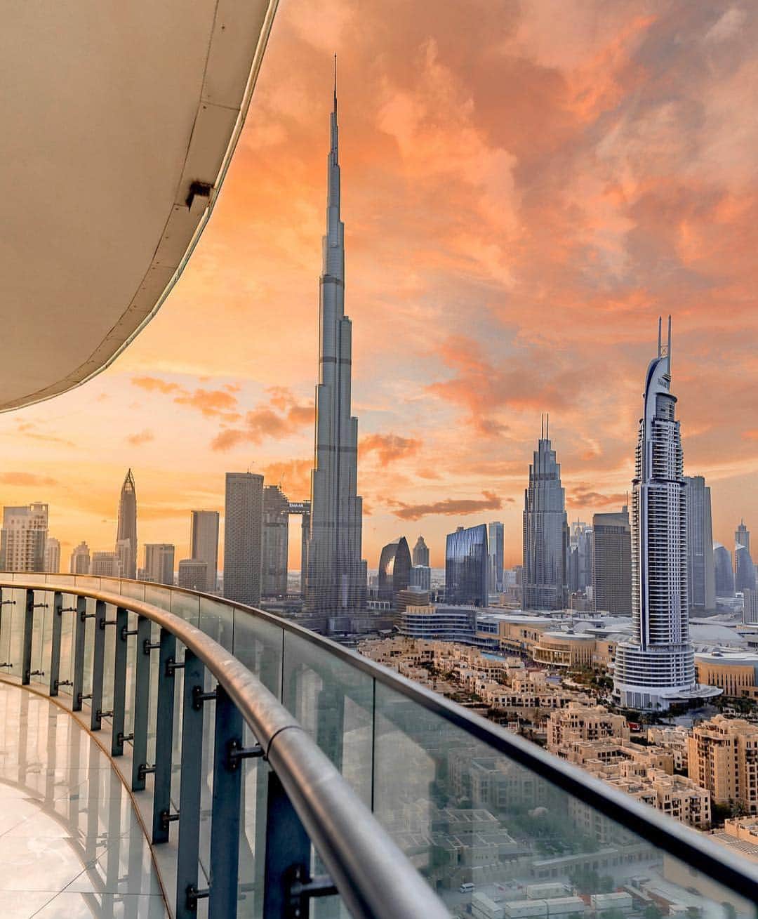 ドバイのインスタグラム：「Golden Sunset in #Dubai 📷:@rjal_alfalahi」