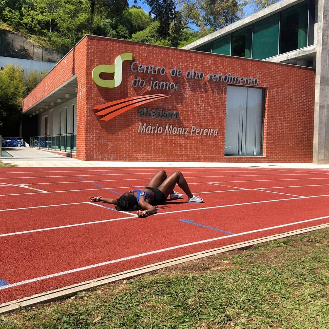 アシャ・フィリップのインスタグラム：「This picture sums it up...When you want something bad🥇you have to give it your everything. In this sport, you can't hide. From the start it's all or nothing. #MondayMotivation . . . . . . #Fitness #TrackAndField #GirlsWhoRun #Sport #RunningMotivation #Speed #Power #Dedication #NoLimits #Tracknation #Workout #Training」