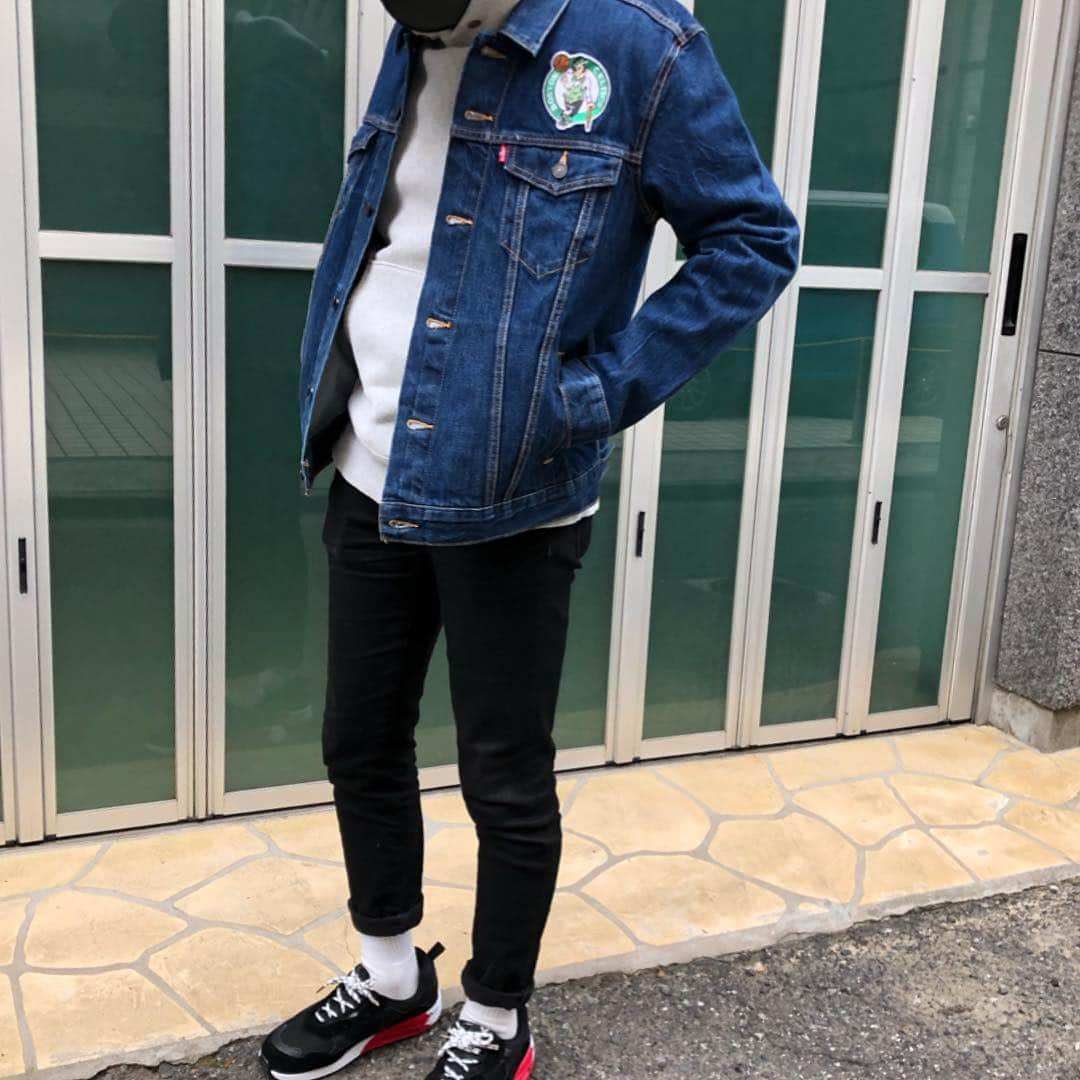 セレクションスタッフさんのインスタグラム写真 - (セレクションスタッフInstagram)「.﻿﻿ ☘️☘️☘️☘️🍀☘️☘️☘️☘️☘️﻿☘️﻿ Levi’s× NBA ﻿﻿ デニムJK🌈👖﻿﻿ 後ろのチームロゴは刺繍🥺﻿﻿ まだ肌寒いからフーディー合わせ🙋🏻‍♂️﻿ ☘️☘️☘️☘️☘️☘️☘️☘️☘️☘️﻿☘️﻿ ﻿﻿ #nbaプレーオフ #ストリートファッション #ストリート系 #ストリートコーデ #スポーツミックス #リーバイス #セルティックス #セレクション新宿 #セレクション大阪 #bostonceltics #カイリーアービング #アービング #デニムジャケット #nike #スニーカーコーデ」4月15日 21時00分 - selection_headoffice