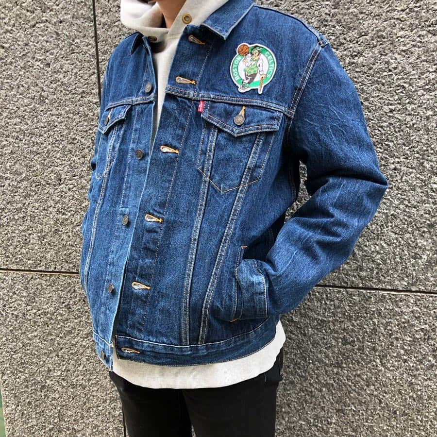 セレクションスタッフさんのインスタグラム写真 - (セレクションスタッフInstagram)「.﻿﻿ ☘️☘️☘️☘️🍀☘️☘️☘️☘️☘️﻿☘️﻿ Levi’s× NBA ﻿﻿ デニムJK🌈👖﻿﻿ 後ろのチームロゴは刺繍🥺﻿﻿ まだ肌寒いからフーディー合わせ🙋🏻‍♂️﻿ ☘️☘️☘️☘️☘️☘️☘️☘️☘️☘️﻿☘️﻿ ﻿﻿ #nbaプレーオフ #ストリートファッション #ストリート系 #ストリートコーデ #スポーツミックス #リーバイス #セルティックス #セレクション新宿 #セレクション大阪 #bostonceltics #カイリーアービング #アービング #デニムジャケット #nike #スニーカーコーデ」4月15日 21時00分 - selection_headoffice