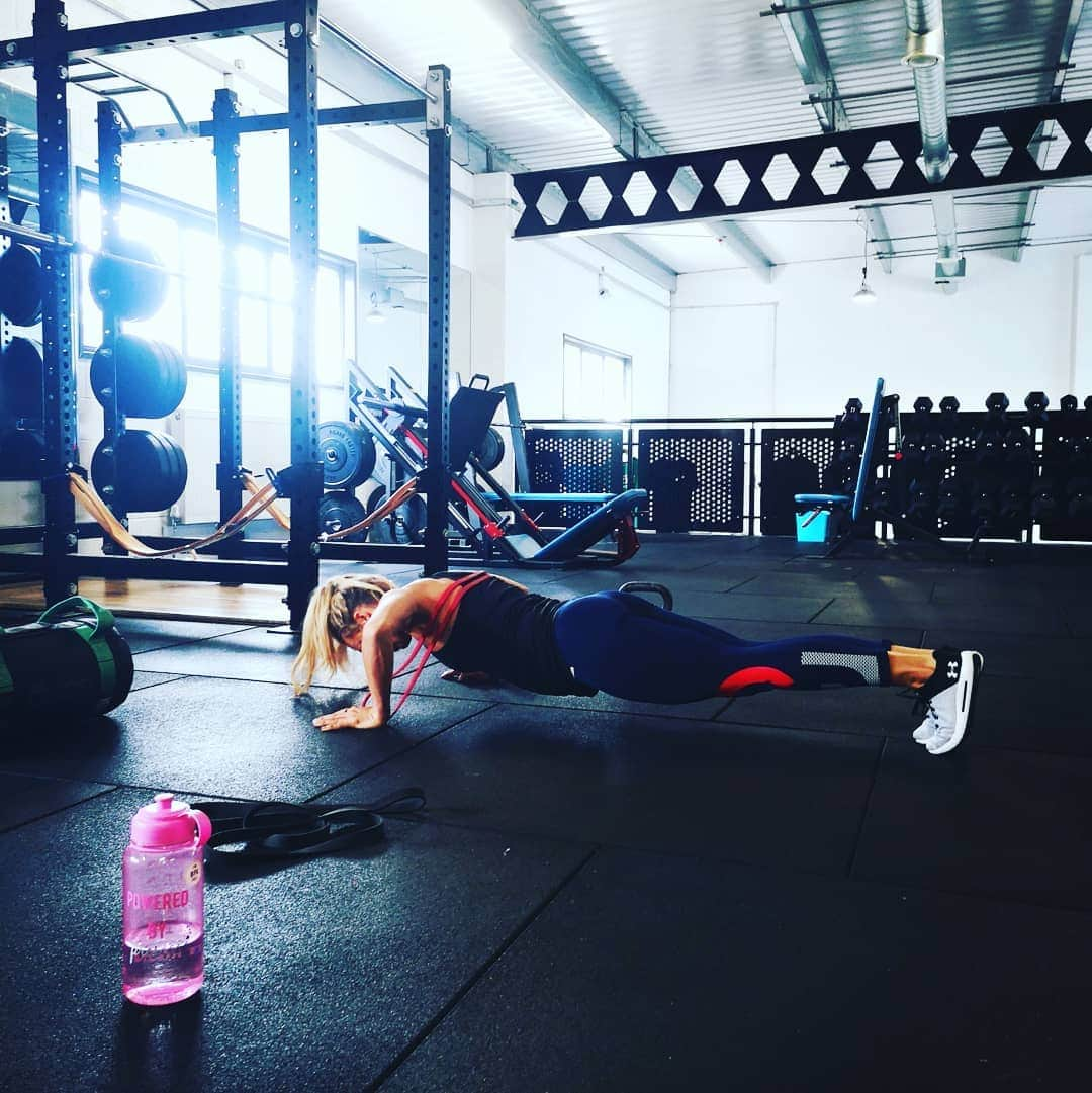 トニア・コーチさんのインスタグラム写真 - (トニア・コーチInstagram)「Monday Morning Motivation . . Nothing beats the feeling of a good gym session to start off the week 💪🏻 #workout #monday #gym #imperium #bandworkouts #Strong」4月15日 21時02分 - toniacouch