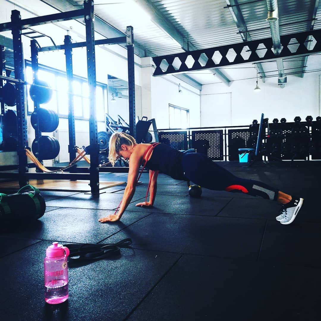 トニア・コーチさんのインスタグラム写真 - (トニア・コーチInstagram)「Monday Morning Motivation . . Nothing beats the feeling of a good gym session to start off the week 💪🏻 #workout #monday #gym #imperium #bandworkouts #Strong」4月15日 21時02分 - toniacouch