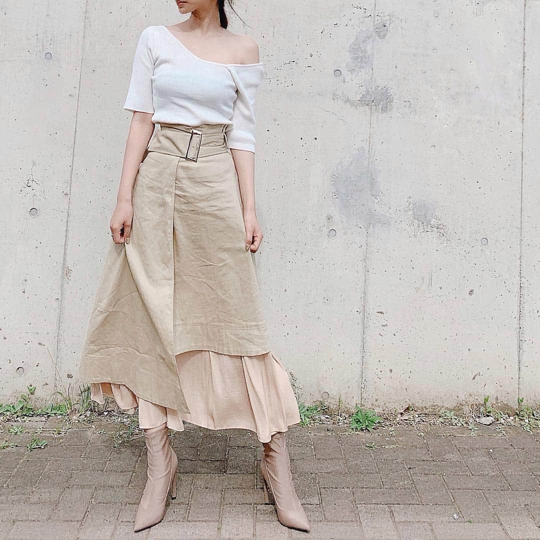 新井ニーニャのインスタグラム：「ふぁ〜〜。今日は一日家事育児で終わってしまったような気がする〜〜🍃かおたんは先週からお風邪が治らなくて、ずっとグズグズくん😔一時保育も預けられず鼻が酷い😿かわいそう😿﻿ ﻿ そして、長男るきが日曜日のお出かけ先で足を負傷して、ずっと痛がるので整形外科に行ってきました😔﻿ ﻿ 腫れを見る限り骨折ではなさそう〜？😶﻿ と思っていたけど、病院へ行ったら﻿ ﻿ "ギリギリ骨折じゃなさそうだけど、重度の捻挫って感じだね。子供だから柔らかくて保てたようなもんかな？"﻿ ﻿ とのこと。﻿ 細かいところまで見えないから骨折じゃない！とは言い切れないけど、とりあえず骨折と同じ処置をしてくださいました🤲🏽﻿ ﻿ ﻿ はじめての松葉杖に大興奮のるき🤣﻿ だけど階段もきついし、5年生になり学校の教室は4階らしくエレベーターないんだって😔💦﻿ かなり過酷な日々になりそう😣﻿ がんばれるき〜〜🤜🏼🤛🏼﻿ ﻿ ﻿ ﻿ そんな今日の#ににゃしふく 🐈﻿ ﻿ tops / fifth﻿ skirt / eimey istoire﻿ @eimyistoire_official @eimyistoire_snap﻿ casquette / korea﻿ boots / @zara﻿ ﻿ ﻿ スカートがトレンチ風で可愛い〜〜🌹﻿ やっぱり最近 #ベージュ が可愛いなぁ🧡﻿ ﻿ ﻿ #アースカラー #ベージュコーデ #ラテコーデ #ラテカラー #コーデ #コーディネート #ママ #ママコーデ #モデル #私服 #ベージュカラー #ベージュ族  #ベージュスカート  #ベージュ好き #エイミー #エイミーイストワール #ザラ #eimyistoire #eimy_snap #eimy #zara」