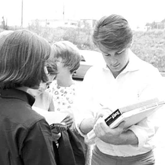 ブライアン・ウィルソンさんのインスタグラム写真 - (ブライアン・ウィルソンInstagram)「Brian, appearing to be holding a few studio masters, signing autographs circa 1964.  #1964 #autograph #22yearsold」4月15日 21時15分 - brianwilsonlive