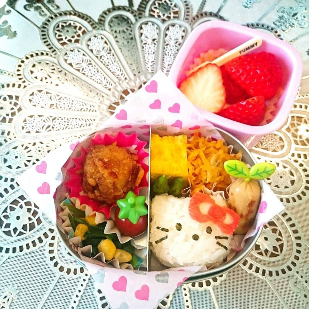 大堀恵さんのインスタグラム写真 - (大堀恵Instagram)「幼稚園お弁当スタート😋#幼稚園 #お弁当 #おかず #作りおき #サンリオ #キティちゃん #お弁当記録 #いちご」4月15日 21時10分 - ohorimegumi