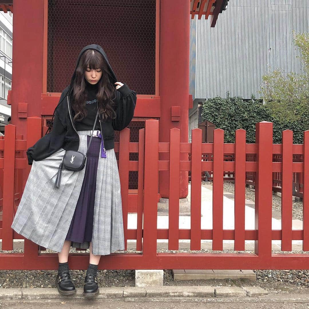 日下部美愛のインスタグラム：「🖤 お気に入りのスカート💜🖤 パーカー、Tシャツ、スカート全部 #jouetie  靴は #drmartens  鞄は #ysl #photo #japan #model #me #code #fashion #makeup #followme #instagood #camera #instadaily #dailylook #ootd #한국 #맞팔 #사진 #데일리 #데일리룩」