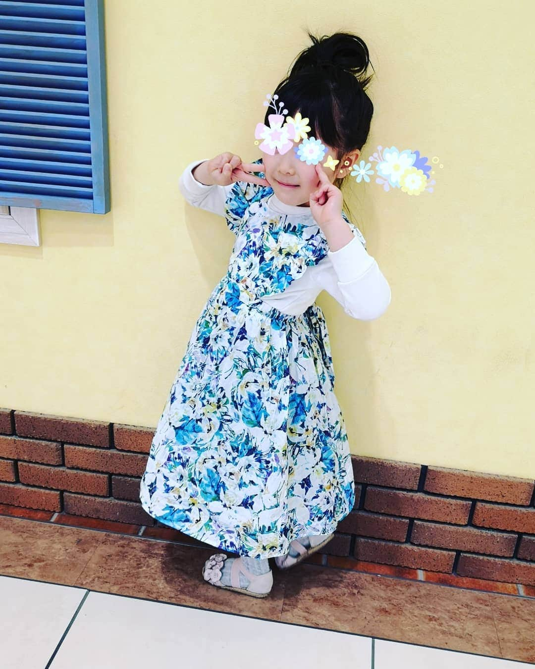 蛯原英里さんのインスタグラム写真 - (蛯原英里Instagram)「今日は、青色の花柄エプロンドレスのご紹介です♪ @ecragee 人気の花柄エプロンドレスのサファイヤ（ブルー） 大人っぽい落ち着いた花柄なのでママのお手持ちの花柄のアイテムにもコーディネートしやすいですよ✨  娘は、104センチほどで 120サイズのエプロンドレスを 着ています 後ろのリボンを調整して 着丈も10センチほど長く出来ます😊 そして、お気に入りのアイテムを ずっと長く着て欲しいので 大きめサイズでロングワンピースを選びました  @ecragee では、90サイズと120サイズを展開しています  コットン素材で出来ているので 公園で汚れてもすぐに洗うことも可能♪ 汚れを気にせず、たくさん遊んでほしいです 是非、チェックしてみてくださいね♪  #ecragee#flowers#onepiece#girlsfashion#4yesrs#kidsfashion#happy#花柄#ワンピース#ご機嫌#幸せ時間#洗濯ok#ファッション通販#ファッションコーデ」4月15日 21時13分 - eriebihara