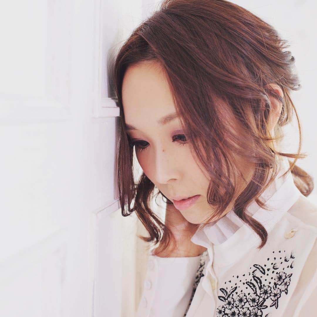 愛内里菜のインスタグラム：「４月１４日は﻿ ﻿ Rとして歌手再活動から1周年﻿ ﻿ 熊本地震の復興を願い﻿ ファンのみんなからの言葉を繋いで﻿ 歌詞を書いた﻿ 「WARM PRAYER」配信リリースから1年を迎えました。﻿ ﻿ 熊本地震から﻿ 3年﻿ ﻿ そしてこの4.14に限らず﻿ 復興のために力を尽くしている人が﻿ 数多くいること﻿ ﻿ “悲しみのない新しい朝を信じているよ﻿ あなたが眩しく見上げること 嬉しく思うその日まで”﻿ ﻿ と歌詞にあるように﻿ ﻿ 日常を取り戻せることを祈りながら﻿  ライブで熊本まで行けるように頑張りたい﻿ ﻿ そして息子と桜を見上げる﻿ 何げない時間にとても感謝したくなりました﻿。 ﻿ ﻿ #熊本地震﻿ #熊本地震復興﻿ #祈り﻿ #愛内里菜 #垣内りか #R﻿ #垣内倶楽部 #桜 #さくら」
