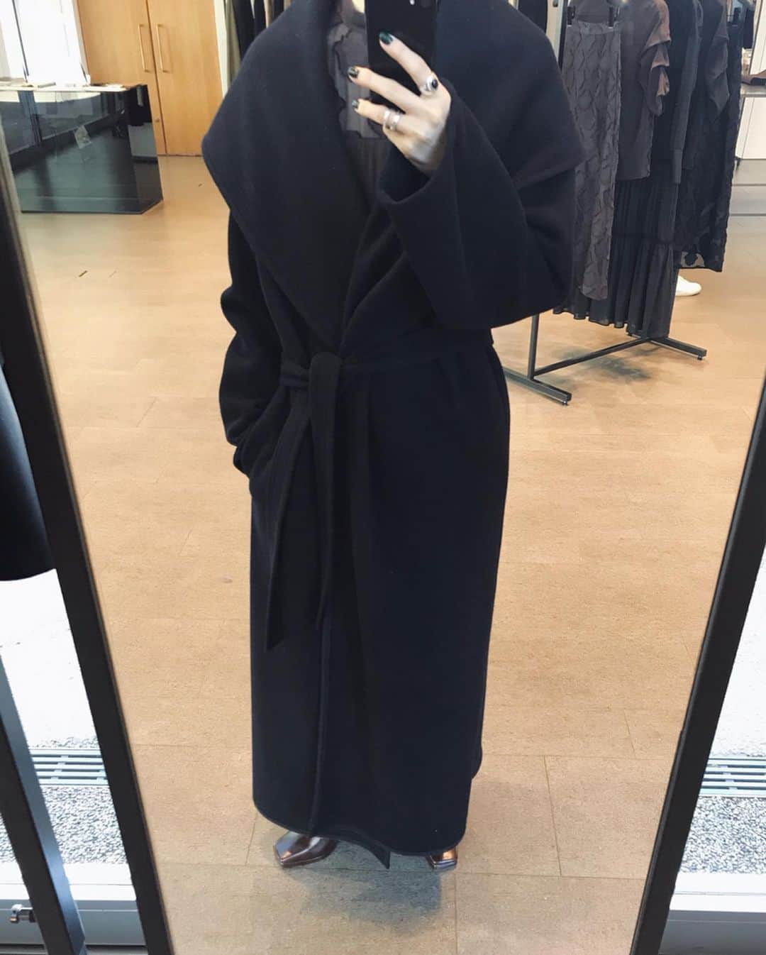 中村真里さんのインスタグラム写真 - (中村真里Instagram)「.﻿ 【noble maxi wool coat】﻿ ﻿ とことん生地に拘って製作した﻿ マキシガウンコート。﻿ ﻿ 水溶性ビニロン混 Super100'sウールを﻿ 贅沢に使用し、二重織の生地で一枚仕立てで﻿ 製作しました。﻿ ﻿ オリジナルカラーで３色をご用意し、﻿ 染色の際に水溶性ビニロンが溶けて無くなり﻿ 生地に空間が出来る為 軽くふっくらと 仕上がるところが最大の特徴です。﻿ ﻿ "軽くて暖かい"といった生地の良さを﻿ 最大限に引き出し、ネックラインの返りを﻿ 大きくつけたデザインで上品な印象をイメージして デザインしました。﻿ ﻿ キャメル、ネイビー、カーキのご用意です！﻿ びっくりするほど軽い。﻿ 個人的に一番おすすめしたいです〜！﻿ ﻿ ﻿ ※画像の商品はサンプルです。﻿ 実際の商品と仕様、加工、サイズが若干異なる 場合がございます。﻿ ﻿ 明日(4/16 10:00〜) online store &﻿ 福岡UNION SODA にて﻿ 今季のアウター先行受注をスタート✔︎﻿ ﻿ #RIMARK」4月15日 21時20分 - _marinakamura_