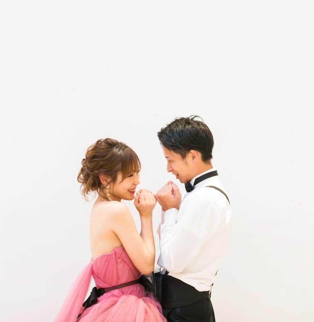 プレ花嫁の結婚式準備アプリ♡ -ウェディングニュースさんのインスタグラム写真 - (プレ花嫁の結婚式準備アプリ♡ -ウェディングニュースInstagram)「おしゃれで可愛い💕ポーズも参考にしたいウェディングフォト9選💓✨ * * こちらのお写真は  @kahocha22 さんのマイレポのお写真です😊✨ * kahocha22さんの #前撮り の様子がとっても素敵なので、ご紹介させていただきます✨ * ピンクのドレス #ハツコエンドウ の【Sophia】😊 * #ドレス が引き立つロマンチックな #キス ショットがとてもでうっとりしちゃいますね☺️💕 * ぜひスワイプ👉🏻してチェックしてみてくださいね💕 * * kahocha22さんは、結婚式当日、ふんわり #ナチュラルウェディング をテーマに、ドレスのピンクで可愛くなりすぎないように、緑や木もいれてナチュラルさを出したそうですよ🌿💕 * 感動的なファーストミートや、おしゃれな会場装飾 ✨こだわりの詰まったDIYアイテムなどは @kahocha22 さんのプロフィール🔗からチェックできるので、是非見てみて下さいね💕 * * * ＼📷投稿お待ちしています／ * 花嫁はもちろん、業者さんも大歓迎✨ アナタのお写真をご紹介してもOKという方は、ぜひ #ウェディングニュース にお写真を投稿してください💕 * * ⬇︎関連アカウント⬇︎ * 💒式場検索 【 @weddingnews_concierge 】 👰マイレポ花嫁 【 @weddingnews_brides 】 * * その他、編集部からの連絡専用 @weddingnews_contact や、スタッフ個人の連絡用として @WN_xxxx（xxxは個人名）があります💕 * ………………………………………… ❤️WeddingNewsとは？ * * 花嫁のリアルな”声”から生まれた 花嫁支持率No1✨スマホアプリです📱💕 * * 🌸知りたい… #結婚式準備 に役立つ記事を毎日150件配信中♩ * 🌸見たい… インスタの #ウェディング 系投稿TOP100が毎日チェックできる＊IG画像の複数ワード検索も可♩ * 🌸叶えたい… #結婚式 関連の予約サイトが大集合♩ * 🌸伝えたい… 自分の結婚式レポ『マイレポ』が簡単に作れる♩先輩花嫁のレポが読める♩ * * @weddingnews_editor のURLからDLしてね✨ * * * #プレ花嫁 #結婚  #花嫁  #ウエディング #ウェディングドレス #カラードレス #フォトウェディング #ロケーションフォト #卒花嫁 #カップルフォト #おしゃれさんと繋がりたい #プレ花嫁さんと繋がりたい #プレ花嫁準備 #カップル #新郎新婦 #2019冬婚 #2019夏婚 #2019秋婚 #weddingphotography」4月15日 21時25分 - weddingnews_editor